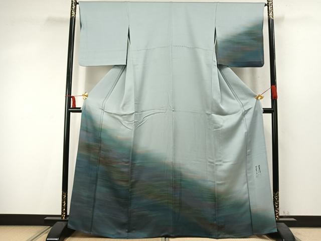 ■■■　サイズ　■■■ 身丈 163cm（肩から） 裄丈 66cm 袖丈 48cm　縫込み 4cm 袖幅 33.5cm 前幅 25cm 後幅 30cm 着物縫いこみ 内揚げ 7cm 裄 お袖側 約1cm　身頃側 約1cm ■■■　商品詳細　■■■ 【正絹】 状態は接写画像のように衿裏・右袖前に薄い汚れがございますが その他特に目立ったシミ汚れなどもなく大変良い状態です。 ぼかし染めの大家として知られる染色家、数々の受賞暦を誇ります。 偶然とも見える計算された色の重ね、 手描きの柔らかさには頂点を極めた作家の技があります。 昭和10年　徳島県にて出生。 昭和28年　京都にて型友禅、のり、摺り、手描等を習得。 昭和34年　斎藤才三郎染工芸入社。手描きによる色感習得。 昭和42年　独立・岩浅染工芸設立。 知事賞など多数の大賞を受賞し、 手描きの柔かさに加えて独特の色感をもって、新しい作品創りに挑戦。 大変上質な逸品になります。 お安く出品致しますので、是非この機会にいかがでしょうか？ ■■■　注意事項　■■■ ■モニター発色の具合により色合いが異なる場合がございます。 ■寸法は多少の誤差が生じる場合がございますのでご了承ください。 ■縫込みの長さが左右非対称の場合は短い部分を記載しております。 左右非対称であってもご返品・お値引き等の保証は出来かねますので、ご了承の上ご購入をお願い致します。 ■シミ等のチェックには注意を払っておりますが、見落としがある場合もございますし、個人の見解も様々ですので神経質な方のご購入はお控えください。 ■箪笥に入っておりました着物や帯なので畳みシワや匂いがあるものもございます。 ■お休みは基本的に土日祝となりますが、その他臨時でお休みする場合がございますのでご了承ください。 ■商品の発送は平日のみの発送となります。 ■夜間と土曜、日曜日はお問い合わせの回答が遅れる場合がございます。 ■当店では、お直し、紋入れ、お手入れ等は承っておりません。 ■生地の状態（ヤケ、経年劣化等）によってはサイズ直しが出来ない場合がございます。 その点もどうかご了承のうえ、ご購入をお願いいたします。 ■弊社で取り扱う商品は一点ものにつき、時期や在庫状況に応じて金額が変更となる場合がございます。 ■検針は行っておりません。予めご了承いただきますようお願いいたします。 ■【洗える着物】と記載のある商品におきましては、商品お届け後に洗濯を行ってしまってからのご返品にはご対応しかねます。 念の為、専門店でのお手入れをお願いいたします。 ■着物のサイズ目安は下記を参考ください↓ ＜女性着物＞　お端折り次第で＋5cm　−1cmが着用可能サイズ 　例）身丈170cmの場合、身長160cm〜175cm ＜男性着物＞　身丈＋約25cm〜27cm程が適応身長 　例）身丈155cmの場合、身長180〜182cm