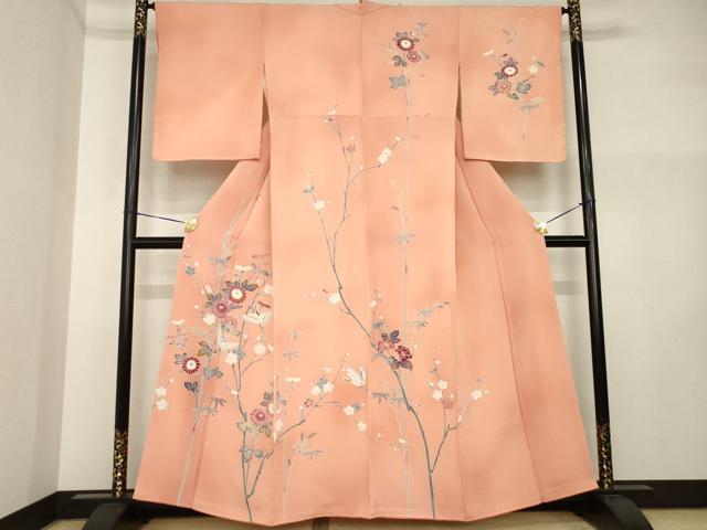 ■■■　サイズ　■■■ 身丈 158cm（肩から） 裄丈 66cm 袖丈 52.5cm　縫込み 6.5cm 袖幅 33cm 前幅 24cm 後幅 29cm 着物縫いこみ 内揚げ 4cm 裄 お袖側 約2cm　身頃側 約1cm ■■■　商品詳細　■■■ 【正絹・未使用】 状態は接写画像のように後身頃にヤケがございますが その他特に目立ったシミ汚れなどもなく大変良い状態です。 大変上質な逸品になります。 お安く出品致しますので、是非この機会にいかがでしょうか？ ■■■　注意事項　■■■ ■モニター発色の具合により色合いが異なる場合がございます。 ■寸法は多少の誤差が生じる場合がございますのでご了承ください。 ■縫込みの長さが左右非対称の場合は短い部分を記載しております。 左右非対称であってもご返品・お値引き等の保証は出来かねますので、ご了承の上ご購入をお願い致します。 ■シミ等のチェックには注意を払っておりますが、見落としがある場合もございますし、個人の見解も様々ですので神経質な方のご購入はお控えください。 ■箪笥に入っておりました着物や帯なので畳みシワや匂いがあるものもございます。 ■お休みは基本的に土日祝となりますが、その他臨時でお休みする場合がございますのでご了承ください。 ■商品の発送は平日のみの発送となります。 ■夜間と土曜、日曜日はお問い合わせの回答が遅れる場合がございます。 ■当店では、お直し、紋入れ、お手入れ等は承っておりません。 ■生地の状態（ヤケ、経年劣化等）によってはサイズ直しが出来ない場合がございます。 その点もどうかご了承のうえ、ご購入をお願いいたします。 ■弊社で取り扱う商品は一点ものにつき、時期や在庫状況に応じて金額が変更となる場合がございます。 ■検針は行っておりません。予めご了承いただきますようお願いいたします。 ■【洗える着物】と記載のある商品におきましては、商品お届け後に洗濯を行ってしまってからのご返品にはご対応しかねます。 念の為、専門店でのお手入れをお願いいたします。 ■写真に写っている物が全てになります。それ以外の付属品はございませんのでご了承ください。 ■着物のサイズ目安は下記を参考ください↓ ＜女性着物＞　お端折り次第で＋5cm　−1cmが着用可能サイズ 　例）身丈170cmの場合、身長160cm〜175cm ＜男性着物＞　身丈＋約25cm〜27cm程が適応身長 　例）身丈155cmの場合、身長180〜182cm