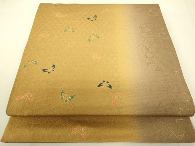 ■■■　サイズ　■■■ 長さ 436cm 幅 31cm程 ■■■　商品詳細　■■■ 【正絹】 状態は接写画像のように 前柄に薄い線汚れがございますが その他特に目立ったシミ汚れなどもなく大変良い状態です。 大変上質な逸品になります。 お安く出品致しますので、是非この機会にいかがでしょうか？ ■■■　注意事項　■■■ ■モニター発色の具合により色合いが異なる場合がございます。 ■寸法は多少の誤差が生じる場合がございますのでご了承ください。 ■縫込みの長さが左右非対称の場合は短い部分を記載しております。 左右非対称であってもご返品・お値引き等の保証は出来かねますので、ご了承の上ご購入をお願い致します。 ■シミ等のチェックには注意を払っておりますが、見落としがある場合もございますし、個人の見解も様々ですので神経質な方のご購入はお控えください。 ■箪笥に入っておりました着物や帯なので畳みシワや匂いがあるものもございます。 ■お休みは基本的に土日祝となりますが、その他臨時でお休みする場合がございますのでご了承ください。 ■商品の発送は平日のみの発送となります。 ■夜間と土曜、日曜日はお問い合わせの回答が遅れる場合がございます。 ■当店では、お直し、紋入れ、お手入れ等は承っておりません。 ■生地の状態（ヤケ、経年劣化等）によってはサイズ直しが出来ない場合がございます。 その点もどうかご了承のうえ、ご購入をお願いいたします。 ■弊社で取り扱う商品は一点ものにつき、時期や在庫状況に応じて金額が変更となる場合がございます。 ■検針は行っておりません。予めご了承いただきますようお願いいたします。 ■【洗える着物】と記載のある商品におきましては、商品お届け後に洗濯を行ってしまってからのご返品にはご対応しかねます。 念の為、専門店でのお手入れをお願いいたします。 ■着物のサイズ目安は下記を参考ください↓ ＜女性着物＞　お端折り次第で＋5cm　−1cmが着用可能サイズ 　例）身丈170cmの場合、身長160cm〜175cm ＜男性着物＞　身丈＋約25cm〜27cm程が適応身長 　例）身丈155cmの場合、身長180〜182cm