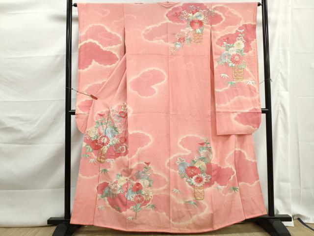 ■■■　サイズ　■■■ 身丈 160cm（肩から） 裄丈 64cm 袖丈 95cm　縫込み 2.5cm 袖幅 33cm 前幅 24cm 後幅 30cm 着物縫いこみ 内揚げ 0cm 裄 お袖側 約2.5cm　身頃側 約2.5cm ■■■　商品詳細　■■■ 【正絹】 状態は画像を添付しておりますので、そちらをご確認下さいますよう宜しくお願い致します。 大変上質な逸品になりますのでぜひお手入れをされてお召しになられてはいかがでしょうか。 お安く出品致しますので、是非この機会にいかがでしょうか？ ■■■　注意事項　■■■ ■モニター発色の具合により色合いが異なる場合がございます。 ■寸法は多少の誤差が生じる場合がございますのでご了承ください。 ■縫込みの長さが左右非対称の場合は短い部分を記載しております。 左右非対称であってもご返品・お値引き等の保証は出来かねますので、ご了承の上ご購入をお願い致します。 ■シミ等のチェックには注意を払っておりますが、見落としがある場合もございますし、個人の見解も様々ですので神経質な方のご購入はお控えください。 ■箪笥に入っておりました着物や帯なので畳みシワや匂いがあるものもございます。 ■お休みは基本的に土日祝となりますが、その他臨時でお休みする場合がございますのでご了承ください。 ■商品の発送は平日のみの発送となります。 ■夜間と土曜、日曜日はお問い合わせの回答が遅れる場合がございます。 ■当店では、お直し、紋入れ、お手入れ等は承っておりません。 ■生地の状態（ヤケ、経年劣化等）によってはサイズ直しが出来ない場合がございます。 その点もどうかご了承のうえ、ご購入をお願いいたします。 ■弊社で取り扱う商品は一点ものにつき、時期や在庫状況に応じて金額が変更となる場合がございます。 ■検針は行っておりません。予めご了承いただきますようお願いいたします。 ■【洗える着物】と記載のある商品におきましては、商品お届け後に洗濯を行ってしまってからのご返品にはご対応しかねます。 念の為、専門店でのお手入れをお願いいたします。 ■写真に写っている物が全てになります。それ以外の付属品はございませんのでご了承ください。 ■状態に関する写真につきましては、掲載可能な写真枚数に限りがあるため、各箇所につき1枚参考画像を掲載しております。 ■着物のサイズ目安は下記を参考ください↓ ＜女性着物＞　お端折り次第で＋5cm　−1cmが着用可能サイズ 　例）身丈170cmの場合、身長160cm〜175cm ＜男性着物＞　身丈＋約25cm〜27cm程が適応身長 　例）身丈155cmの場合、身長180〜182cm