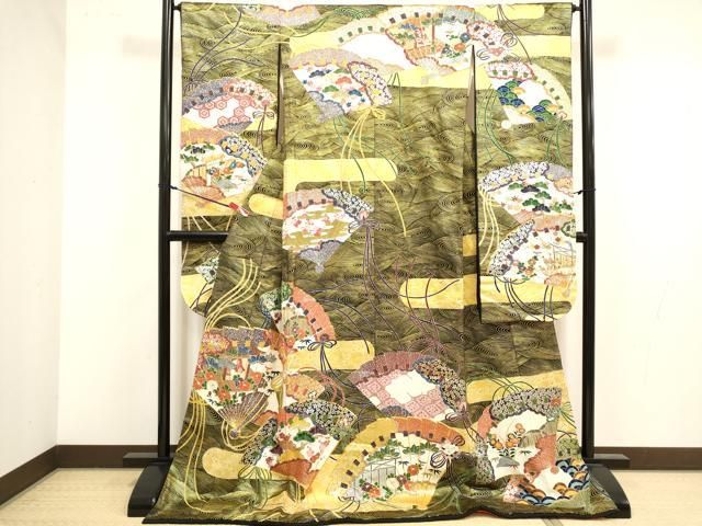 ■■■　サイズ　■■■ 身丈 180cm（肩から） 裄丈 65cm 袖丈 107cm　縫込み 5.5cm 袖幅 33cm 前幅 25cm 後幅 31cm 着物縫いこみ 内揚げ 0cm 裄 お袖側 約3cm　身頃側 約4cm ■■■　商品詳細　■■■ 【正絹・比翼仕立て】 状態は接写画像のように表地所々・両袖前後・比翼に薄い汚れがございます。 大変上質な逸品になりますのでぜひお手入れをされてお召しになられてはいかがでしょうか。 お安く出品致しますので、是非この機会にいかがでしょうか？ ■■■　注意事項　■■■ ■モニター発色の具合により色合いが異なる場合がございます。 ■寸法は多少の誤差が生じる場合がございますのでご了承ください。 ■縫込みの長さが左右非対称の場合は短い部分を記載しております。 左右非対称であってもご返品・お値引き等の保証は出来かねますので、ご了承の上ご購入をお願い致します。 ■シミ等のチェックには注意を払っておりますが、見落としがある場合もございますし、個人の見解も様々ですので神経質な方のご購入はお控えください。 ■汚れやシミの種類につきましては、専門ではない為、正確な判別が難しく商品説明では種類を特定せず、汚れやシミと記載させております。 恐れ入りますが、ご了承くださいますようお願い申し上げます。 ■箪笥に入っておりました着物や帯なので畳みシワや匂いがあるものもございます。 ■お休みは基本的に土日祝となりますが、その他臨時でお休みする場合がございますのでご了承ください。 ■商品の発送は平日のみの発送となります。 ■夜間と土曜、日曜日はお問い合わせの回答が遅れる場合がございます。 ■当店では、お直し、紋入れ、お手入れ等は承っておりません。 ■生地の状態（ヤケ、経年劣化等）によってはサイズ直しが出来ない場合がございます。 その点もどうかご了承のうえ、ご購入をお願いいたします。 ■弊社で取り扱う商品は一点ものにつき、時期や在庫状況に応じて金額が変更となる場合がございます。 ■検針は行っておりません。予めご了承いただきますようお願いいたします。 ■【洗える着物】と記載のある商品におきましては、商品お届け後に洗濯を行ってしまってからのご返品にはご対応しかねます。 念の為、専門店でのお手入れをお願いいたします。 ■写真に写っている物が全てになります。それ以外の付属品はございませんのでご了承ください。 ■状態に関する写真につきましては、掲載可能な写真枚数に限りがあるため、各箇所につき1枚参考画像を掲載しております。 ■着物のサイズ目安は下記を参考ください↓ ＜女性着物＞　お端折り次第で＋5cm　−1cmが着用可能サイズ 　例）身丈170cmの場合、身長160cm〜175cm ＜男性着物＞　身丈＋約25cm〜27cm程が適応身長 　例）身丈155cmの場合、身長180〜182cm