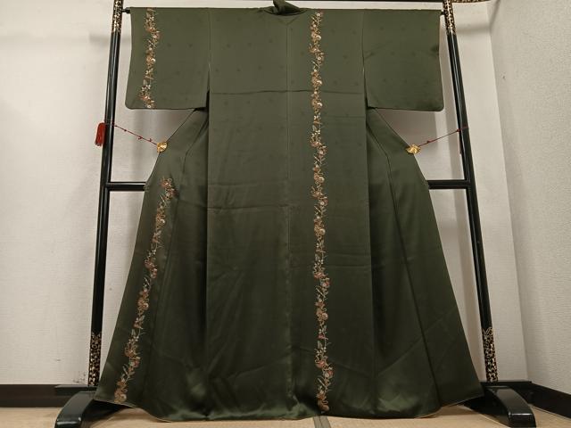 ■■■　サイズ　■■■ 身丈 164cm（肩から） 裄丈 64.5cm 袖丈 46cm　縫込み 5cm 袖幅 31.5cm 前幅 25cm 後幅 30.5cm 着物縫いこみ 内揚げ 5cm 裄 お袖側 約3.5cm　身頃側 約2cm ■■■　商品詳細　■■■ 【正絹】 状態は接写画像のように背中心にヤケがございますが その他特に目立ったシミ汚れなどもなく大変良い状態です。 大変上質な逸品になります。 お安く出品致しますので、是非この機会にいかがでしょうか？ ■■■　注意事項　■■■ ■モニター発色の具合により色合いが異なる場合がございます。 ■寸法は多少の誤差が生じる場合がございますのでご了承ください。 ■縫込みの長さが左右非対称の場合は短い部分を記載しております。 左右非対称であってもご返品・お値引き等の保証は出来かねますので、ご了承の上ご購入をお願い致します。 ■シミ等のチェックには注意を払っておりますが、見落としがある場合もございますし、個人の見解も様々ですので神経質な方のご購入はお控えください。 ■箪笥に入っておりました着物や帯なので畳みシワや匂いがあるものもございます。 ■お休みは基本的に土日祝となりますが、その他臨時でお休みする場合がございますのでご了承ください。 ■商品の発送は平日のみの発送となります。 ■夜間と土曜、日曜日はお問い合わせの回答が遅れる場合がございます。 ■当店では、お直し、紋入れ、お手入れ等は承っておりません。 ■生地の状態（ヤケ、経年劣化等）によってはサイズ直しが出来ない場合がございます。 その点もどうかご了承のうえ、ご購入をお願いいたします。 ■弊社で取り扱う商品は一点ものにつき、時期や在庫状況に応じて金額が変更となる場合がございます。 ■検針は行っておりません。予めご了承いただきますようお願いいたします。 ■【洗える着物】と記載のある商品におきましては、商品お届け後に洗濯を行ってしまってからのご返品にはご対応しかねます。 念の為、専門店でのお手入れをお願いいたします。 ■着物のサイズ目安は下記を参考ください↓ ＜女性着物＞　お端折り次第で＋5?　−10?が着用可能サイズ 　例）身丈170?の場合、身長160?〜175? ＜男性着物＞　身丈＋約25?〜27?程が適応身長 　例）身丈155?の場合、身長180〜182?