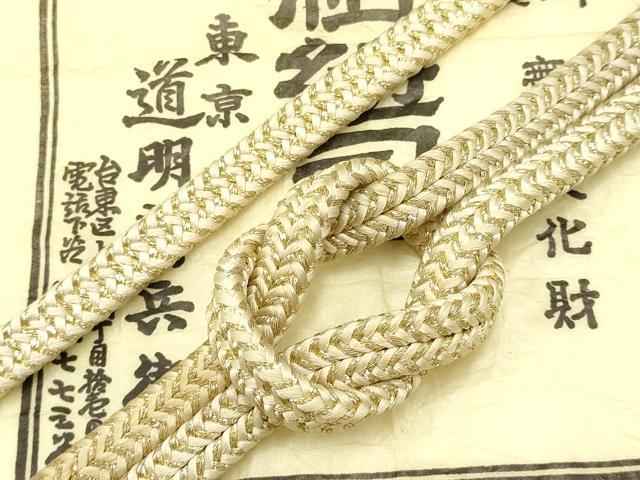 ■■■　サイズ　■■■ 長さ　約148cm（房を除く） ■■■　商品詳細　■■■ 【正絹】 状態は参考画像のように 所々に薄い汚れがございます。 大変上質な逸品になります。 お安く出品致しますので、是非この機会にいかがでしょうか？ ■■■　注意事項　■■■ ■モニター発色の具合により色合いが異なる場合がございます。 ■寸法は多少の誤差が生じる場合がございますのでご了承ください。 ■縫込みの長さが左右非対称の場合は短い部分を記載しております。 左右非対称であってもご返品・お値引き等の保証は出来かねますので、ご了承の上ご購入をお願い致します。 ■シミ等のチェックには注意を払っておりますが、見落としがある場合もございますし、個人の見解も様々ですので神経質な方のご購入はお控えください。 ■箪笥に入っておりました着物や帯なので畳みシワや匂いがあるものもございます。 ■お休みは基本的に土日祝となりますが、その他臨時でお休みする場合がございますのでご了承ください。 ■商品の発送は平日のみの発送となります。 ■夜間と土曜、日曜日はお問い合わせの回答が遅れる場合がございます。 ■当店では、お直し、紋入れ、お手入れ等は承っておりません。 ■生地の状態（ヤケ、経年劣化等）によってはサイズ直しが出来ない場合がございます。 その点もどうかご了承のうえ、ご購入をお願いいたします。 ■弊社で取り扱う商品は一点ものにつき、時期や在庫状況に応じて金額が変更となる場合がございます。 ■検針は行っておりません。予めご了承いただきますようお願いいたします。 ■【洗える着物】と記載のある商品におきましては、商品お届け後に洗濯を行ってしまってからのご返品にはご対応しかねます。 念の為、専門店でのお手入れをお願いいたします。 ■着物のサイズ目安は下記を参考ください↓ ＜女性着物＞　お端折り次第で＋5cm　−1cmが着用可能サイズ 　例）身丈170cmの場合、身長160cm〜175cm ＜男性着物＞　身丈＋約25cm〜27cm程が適応身長 　例）身丈155cmの場合、身長180〜182cm