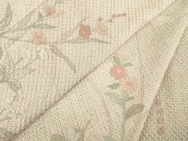 ■■■　サイズ　■■■ 身丈 154.5cm（肩から） 裄丈 64cm 袖丈 49cm　縫込み 8.5cm 袖幅 32.5cm 前幅 23cm 後幅 30cm 着物縫いこみ 内揚げ 4cm 裄 お袖側 約4cm　身頃側 約5cm ■■■　商品詳細　■■■ 【正絹】 状態は接写画像のように衿山に薄い汚れがございますが その他特に目立ったシミ汚れなどもなく大変良い状態です。 大変上質な逸品になります。 お安く出品致しますので、是非この機会にいかがでしょうか？ ■■■　注意事項　■■■ ■モニター発色の具合により色合いが異なる場合がございます。 ■寸法は多少の誤差が生じる場合がございますのでご了承ください。 ■縫込みの長さが左右非対称の場合は短い部分を記載しております。 左右非対称であってもご返品・お値引き等の保証は出来かねますので、ご了承の上ご購入をお願い致します。 ■シミ等のチェックには注意を払っておりますが、見落としがある場合もございますし、個人の見解も様々ですので神経質な方のご購入はお控えください。 ■箪笥に入っておりました着物や帯なので畳みシワや匂いがあるものもございます。 ■お休みは基本的に土日祝となりますが、その他臨時でお休みする場合がございますのでご了承ください。 ■商品の発送は平日のみの発送となります。 ■夜間と土曜、日曜日はお問い合わせの回答が遅れる場合がございます。 ■当店では、お直し、紋入れ、お手入れ等は承っておりません。 ■生地の状態（ヤケ、経年劣化等）によってはサイズ直しが出来ない場合がございます。 その点もどうかご了承のうえ、ご購入をお願いいたします。 ■弊社で取り扱う商品は一点ものにつき、時期や在庫状況に応じて金額が変更となる場合がございます。 ■検針は行っておりません。予めご了承いただきますようお願いいたします。 ■【洗える着物】と記載のある商品におきましては、商品お届け後に洗濯を行ってしまってからのご返品にはご対応しかねます。 念の為、専門店でのお手入れをお願いいたします。 ■着物のサイズ目安は下記を参考ください↓ ＜女性着物＞　お端折り次第で＋5cm　−1cmが着用可能サイズ 　例）身丈170cmの場合、身長160cm〜175cm ＜男性着物＞　身丈＋約25cm〜27cm程が適応身長 　例）身丈155cmの場合、身長180〜182cm