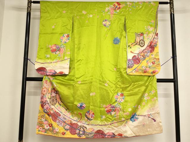 ■■■　サイズ　■■■ 【祝着】 身丈 133.5cm（肩から） 裄丈 56.5cm（肩上げ　0cm） 袖丈 74cm　縫込み 2.5cm 袖幅 31.5cm 前幅 18.5cm 後幅 25.5cm 着物縫いこみ 内揚げ 0cm （腰上げ　0cm） 裄 お袖側 約2.5cm　身頃側 約2cm ■■■　商品詳細　■■■ 着物【化繊】の状態は接写画像のように表地・衿山・胴裏に汚れがございます。 ぜひお手入れをされてお召しになられてはいかがでしょうか。 お安く出品致しますので、是非この機会にいかがでしょうか？ ※若干たたみシワがございます。 ■■■　注意事項　■■■ ■モニター発色の具合により色合いが異なる場合がございます。 ■寸法は多少の誤差が生じる場合がございますのでご了承ください。 ■縫込みの長さが左右非対称の場合は短い部分を記載しております。 左右非対称であってもご返品・お値引き等の保証は出来かねますので、ご了承の上ご購入をお願い致します。 ■シミ等のチェックには注意を払っておりますが、見落としがある場合もございますし、個人の見解も様々ですので神経質な方のご購入はお控えください。 ■箪笥に入っておりました着物や帯なので畳みシワや匂いがあるものもございます。 ■お休みは基本的に土日祝となりますが、その他臨時でお休みする場合がございますのでご了承ください。 ■商品の発送は平日のみの発送となります。 ■夜間と土曜、日曜日はお問い合わせの回答が遅れる場合がございます。 ■当店では、お直し、紋入れ、お手入れ等は承っておりません。 ■生地の状態（ヤケ、経年劣化等）によってはサイズ直しが出来ない場合がございます。 その点もどうかご了承のうえ、ご購入をお願いいたします。 ■弊社で取り扱う商品は一点ものにつき、時期や在庫状況に応じて金額が変更となる場合がございます。 ■検針は行っておりません。予めご了承いただきますようお願いいたします。 ■【洗える着物】と記載のある商品におきましては、商品お届け後に洗濯を行ってしまってからのご返品にはご対応しかねます。 念の為、専門店でのお手入れをお願いいたします。 ■写真に写っている物が全てになります。それ以外の付属品はございませんのでご了承ください。 ■状態に関する写真につきましては、掲載可能な写真枚数に限りがあるため、各箇所につき1枚参考画像を掲載しております。 ■着物のサイズ目安は下記を参考ください↓ ＜女性着物＞　お端折り次第で＋5cm　－1cmが着用可能サイズ 　例）身丈170cmの場合、身長160cm～175cm ＜男性着物＞　身丈＋約25cm～27cm程が適応身長 　例）身丈155cmの場合、身長180～182cm