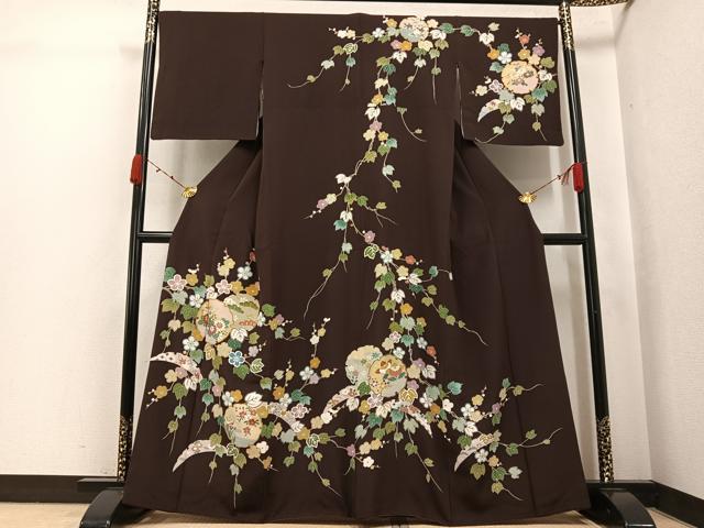 ■■■　サイズ　■■■ 身丈 161cm（肩から） 裄丈 66.5cm 袖丈 45.5cm　縫込み 3cm 袖幅 34cm 前幅 24cm 後幅 29.5cm 着物縫いこみ 内揚げ 2cm 裄 お袖側 約0cm　身頃側 約2cm ■■■　商品詳細　■■■ 【正絹】 状態は接写画像のように袖口・衿山に薄い汚れがございますが その他特に目立ったシミ汚れなどもなく大変良い状態です。 大変上質な逸品になります。 お安く出品致しますので、是非この機会にいかがでしょうか？ ■■■　注意事項　■■■ ■モニター発色の具合により色合いが異なる場合がございます。 ■寸法は多少の誤差が生じる場合がございますのでご了承ください。 ■縫込みの長さが左右非対称の場合は短い部分を記載しております。 左右非対称であってもご返品・お値引き等の保証は出来かねますので、ご了承の上ご購入をお願い致します。 ■シミ等のチェックには注意を払っておりますが、見落としがある場合もございますし、個人の見解も様々ですので神経質な方のご購入はお控えください。 ■箪笥に入っておりました着物や帯なので畳みシワや匂いがあるものもございます。 ■お休みは基本的に土日祝となりますが、その他臨時でお休みする場合がございますのでご了承ください。 ■商品の発送は平日のみの発送となります。 ■夜間と土曜、日曜日はお問い合わせの回答が遅れる場合がございます。 ■当店では、お直し、紋入れ、お手入れ等は承っておりません。 ■生地の状態（ヤケ、経年劣化等）によってはサイズ直しが出来ない場合がございます。 その点もどうかご了承のうえ、ご購入をお願いいたします。 ■弊社で取り扱う商品は一点ものにつき、時期や在庫状況に応じて金額が変更となる場合がございます。 ■検針は行っておりません。予めご了承いただきますようお願いいたします。 ■【洗える着物】と記載のある商品におきましては、商品お届け後に洗濯を行ってしまってからのご返品にはご対応しかねます。 念の為、専門店でのお手入れをお願いいたします。 ■写真に写っている物が全てになります。それ以外の付属品はございませんのでご了承ください。 ■状態に関する写真につきましては、掲載可能な写真枚数に限りがあるため、各箇所につき1枚参考画像を掲載しております。 ■着物のサイズ目安は下記を参考ください↓ ＜女性着物＞　お端折り次第で＋5cm　－1cmが着用可能サイズ 　例）身丈170cmの場合、身長160cm～175cm ＜男性着物＞　身丈＋約25cm～27cm程が適応身長 　例）身丈155cmの場合、身長180～182cm