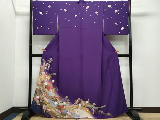 ■■■　サイズ　■■■ 身丈 164.5cm（肩から） 裄丈 70cm 袖丈 49cm　縫込み 3.5cm 袖幅 35.5cm 前幅 24cm 後幅 30.5cm 着物縫いこみ 内揚げ 6cm 裄 お袖側 約1cm　身頃側 約1cm ■■■　商品詳細　■■■ 【正絹】 状態は接写画像のように後身頃・右袖前に変色、衿山に薄い汚れがございますが その他特に目立ったシミ汚れなどもなく大変良い状態です。 大変上質な逸品になります。 お安く出品致しますので、是非この機会にいかがでしょうか？ ■■■　注意事項　■■■ ■モニター発色の具合により色合いが異なる場合がございます。 ■寸法は多少の誤差が生じる場合がございますのでご了承ください。 ■縫込みの長さが左右非対称の場合は短い部分を記載しております。 左右非対称であってもご返品・お値引き等の保証は出来かねますので、ご了承の上ご購入をお願い致します。 ■シミ等のチェックには注意を払っておりますが、見落としがある場合もございますし、個人の見解も様々ですので神経質な方のご購入はお控えください。 ■箪笥に入っておりました着物や帯なので畳みシワや匂いがあるものもございます。 ■お休みは基本的に土日祝となりますが、その他臨時でお休みする場合がございますのでご了承ください。 ■商品の発送は平日のみの発送となります。 ■夜間と土曜、日曜日はお問い合わせの回答が遅れる場合がございます。 ■当店では、お直し、紋入れ、お手入れ等は承っておりません。 ■生地の状態（ヤケ、経年劣化等）によってはサイズ直しが出来ない場合がございます。 その点もどうかご了承のうえ、ご購入をお願いいたします。 ■弊社で取り扱う商品は一点ものにつき、時期や在庫状況に応じて金額が変更となる場合がございます。 ■検針は行っておりません。予めご了承いただきますようお願いいたします。 ■【洗える着物】と記載のある商品におきましては、商品お届け後に洗濯を行ってしまってからのご返品にはご対応しかねます。 念の為、専門店でのお手入れをお願いいたします。 ■着物のサイズ目安は下記を参考ください↓ ＜女性着物＞　お端折り次第で＋5cm　−1cmが着用可能サイズ 　例）身丈170cmの場合、身長160cm〜175cm ＜男性着物＞　身丈＋約25cm〜27cm程が適応身長 　例）身丈155cmの場合、身長180〜182cm