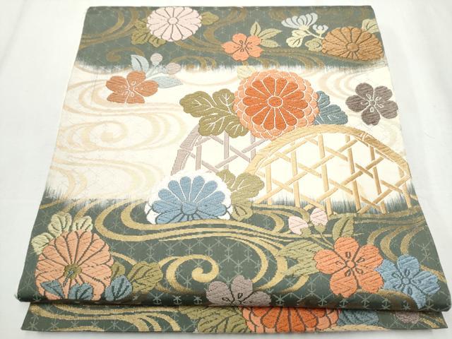 ■■■　サイズ　■■■ 長さ 430cm 幅 31.5cm程 ■■■　商品詳細　■■■ 【正絹・芯なし】 状態は接写画像のように 唐織部分糸よれ、たれ先上部に薄い汚れがございますが その他特に目立ったシミ汚れなどもなく大変良い状態です。 大変上質な逸品になります。 お安く出品致しますので、是非この機会にいかがでしょうか？ ■■■　注意事項　■■■ ■モニター発色の具合により色合いが異なる場合がございます。 ■寸法は多少の誤差が生じる場合がございますのでご了承ください。 ■縫込みの長さが左右非対称の場合は短い部分を記載しております。 左右非対称であってもご返品・お値引き等の保証は出来かねますので、ご了承の上ご購入をお願い致します。 ■シミ等のチェックには注意を払っておりますが、見落としがある場合もございますし、個人の見解も様々ですので神経質な方のご購入はお控えください。 ■箪笥に入っておりました着物や帯なので畳みシワや匂いがあるものもございます。 ■お休みは基本的に土日祝となりますが、その他臨時でお休みする場合がございますのでご了承ください。 ■商品の発送は平日のみの発送となります。 ■夜間と土曜、日曜日はお問い合わせの回答が遅れる場合がございます。 ■当店では、お直し、紋入れ、お手入れ等は承っておりません。 ■生地の状態（ヤケ、経年劣化等）によってはサイズ直しが出来ない場合がございます。 その点もどうかご了承のうえ、ご購入をお願いいたします。 ■弊社で取り扱う商品は一点ものにつき、時期や在庫状況に応じて金額が変更となる場合がございます。 ■検針は行っておりません。予めご了承いただきますようお願いいたします。 ■【洗える着物】と記載のある商品におきましては、商品お届け後に洗濯を行ってしまってからのご返品にはご対応しかねます。 念の為、専門店でのお手入れをお願いいたします。 ■着物のサイズ目安は下記を参考ください↓ ＜女性着物＞　お端折り次第で＋5cm　−1cmが着用可能サイズ 　例）身丈170cmの場合、身長160cm〜175cm ＜男性着物＞　身丈＋約25cm〜27cm程が適応身長 　例）身丈155cmの場合、身長180〜182cm
