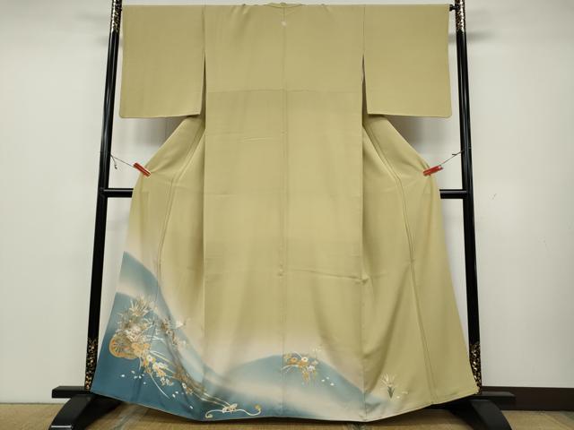 ■■■　サイズ　■■■ 身丈 162cm（肩から） 裄丈 65.5cm 袖丈 48cm　縫込み 9cm 袖幅 33.5cm 前幅 25.5cm 後幅 29.5cm 着物縫いこみ 内揚げ 7cm 裄 お袖側 約3cm　身頃側 約2cm ■■■　商品詳細　■■■ 【正絹・一つ紋】 状態は接写画像のように後身頃に薄い汚れがございますが その他特に目立ったシミ汚れなどもなく大変良い状態です。 大変上質な逸品になります。 お安く出品致しますので、是非この機会にいかがでしょうか？ ※画像ではお色が出づらかったのですが、 実際は和色大辞典の砥粉色に近いお色かと思います。 ■■■　注意事項　■■■ ■モニター発色の具合により色合いが異なる場合がございます。 ■寸法は多少の誤差が生じる場合がございますのでご了承ください。 ■縫込みの長さが左右非対称の場合は短い部分を記載しております。 左右非対称であってもご返品・お値引き等の保証は出来かねますので、ご了承の上ご購入をお願い致します。 ■シミ等のチェックには注意を払っておりますが、見落としがある場合もございますし、個人の見解も様々ですので神経質な方のご購入はお控えください。 ■箪笥に入っておりました着物や帯なので畳みシワや匂いがあるものもございます。 ■お休みは基本的に土日祝となりますが、その他臨時でお休みする場合がございますのでご了承ください。 ■商品の発送は平日のみの発送となります。 ■夜間と土曜、日曜日はお問い合わせの回答が遅れる場合がございます。 ■当店では、お直し、紋入れ、お手入れ等は承っておりません。 ■生地の状態（ヤケ、経年劣化等）によってはサイズ直しが出来ない場合がございます。 その点もどうかご了承のうえ、ご購入をお願いいたします。 ■弊社で取り扱う商品は一点ものにつき、時期や在庫状況に応じて金額が変更となる場合がございます。 ■検針は行っておりません。予めご了承いただきますようお願いいたします。 ■【洗える着物】と記載のある商品におきましては、商品お届け後に洗濯を行ってしまってからのご返品にはご対応しかねます。 念の為、専門店でのお手入れをお願いいたします。 ■着物のサイズ目安は下記を参考ください↓ ＜女性着物＞　お端折り次第で＋5cm　−1cmが着用可能サイズ 　例）身丈170cmの場合、身長160cm〜175cm ＜男性着物＞　身丈＋約25cm〜27cm程が適応身長 　例）身丈155cmの場合、身長180〜182cm