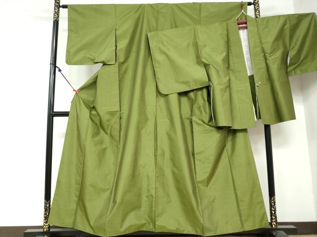 ■■■　サイズ　■■■ 【着物】 身丈 155cm（肩から） 裄丈 63cm 袖丈 50cm　縫込み 5cm 袖幅 32.5cm 前幅 25cm 後幅 30.5cm 着物縫いこみ 内揚げ 0cm 裄 お袖側 約4cm　身頃側 約5cm 【羽織】 身丈 72cm（肩から） 裄丈 64cm 袖丈 45.5cm　縫込み 6cm 袖幅 33cm 前幅 31cm 後幅 31.5cm 裄 お袖側 約3cm　身頃側 約3cm ■■■　商品詳細　■■■ 【正絹】 着物の状態は接写画像のように衿山に薄い汚れがございますが その他特に目立ったシミ汚れなどもなく大変良い状態です。 羽織の状態は特に目立ったシミ汚れなどもなく大変良い状態です。 大変上質な逸品になります。 お安く出品致しますので、是非この機会にいかがでしょうか？ ■■■　注意事項　■■■ ■モニター発色の具合により色合いが異なる場合がございます。 ■寸法は多少の誤差が生じる場合がございますのでご了承ください。 ■縫込みの長さが左右非対称の場合は短い部分を記載しております。 左右非対称であってもご返品・お値引き等の保証は出来かねますので、ご了承の上ご購入をお願い致します。 ■シミ等のチェックには注意を払っておりますが、見落としがある場合もございますし、個人の見解も様々ですので神経質な方のご購入はお控えください。 ■箪笥に入っておりました着物や帯なので畳みシワや匂いがあるものもございます。 ■お休みは基本的に土日祝となりますが、その他臨時でお休みする場合がございますのでご了承ください。 ■商品の発送は平日のみの発送となります。 ■夜間と土曜、日曜日はお問い合わせの回答が遅れる場合がございます。 ■当店では、お直し、紋入れ、お手入れ等は承っておりません。 ■生地の状態（ヤケ、経年劣化等）によってはサイズ直しが出来ない場合がございます。 その点もどうかご了承のうえ、ご購入をお願いいたします。 ■弊社で取り扱う商品は一点ものにつき、時期や在庫状況に応じて金額が変更となる場合がございます。 ■検針は行っておりません。予めご了承いただきますようお願いいたします。 ■【洗える着物】と記載のある商品におきましては、商品お届け後に洗濯を行ってしまってからのご返品にはご対応しかねます。 念の為、専門店でのお手入れをお願いいたします。 ■着物のサイズ目安は下記を参考ください↓ ＜女性着物＞　お端折り次第で＋5cm　−1cmが着用可能サイズ 　例）身丈170cmの場合、身長160cm〜175cm ＜男性着物＞　身丈＋約25cm〜27cm程が適応身長 　例）身丈155cmの場合、身長180〜182cm