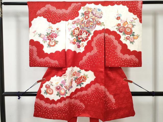 ■■■　サイズ　■■■ 【着物】 身丈 100cm（肩から） 裄丈 48cm 袖丈 56cm ■■■　商品詳細　■■■ 産着【表地：正絹・裏地：化繊・襦袢：化繊】 状態は特に目立ったシミ汚れなどもなく大変良い状態です。 大変上質な逸品になります。 お安く出品致しますので、是非この機会にいかがでしょうか？ ■■■　注意事項　■■■ ■モニター発色の具合により色合いが異なる場合がございます。 ■寸法は多少の誤差が生じる場合がございますのでご了承ください。 ■縫込みの長さが左右非対称の場合は短い部分を記載しております。 左右非対称であってもご返品・お値引き等の保証は出来かねますので、ご了承の上ご購入をお願い致します。 ■シミ等のチェックには注意を払っておりますが、見落としがある場合もございますし、個人の見解も様々ですので神経質な方のご購入はお控えください。 ■箪笥に入っておりました着物や帯なので畳みシワや匂いがあるものもございます。 ■お休みは基本的に土日祝となりますが、その他臨時でお休みする場合がございますのでご了承ください。 ■商品の発送は平日のみの発送となります。 ■夜間と土曜、日曜日はお問い合わせの回答が遅れる場合がございます。 ■当店では、お直し、紋入れ、お手入れ等は承っておりません。 ■生地の状態（ヤケ、経年劣化等）によってはサイズ直しが出来ない場合がございます。 その点もどうかご了承のうえ、ご購入をお願いいたします。 ■弊社で取り扱う商品は一点ものにつき、時期や在庫状況に応じて金額が変更となる場合がございます。 ■検針は行っておりません。予めご了承いただきますようお願いいたします。 ■【洗える着物】と記載のある商品におきましては、商品お届け後に洗濯を行ってしまってからのご返品にはご対応しかねます。 念の為、専門店でのお手入れをお願いいたします。 ■写真に写っている物が全てになります。それ以外の付属品はございませんのでご了承ください。 ■状態に関する写真につきましては、掲載可能な写真枚数に限りがあるため、各箇所につき1枚参考画像を掲載しております。 ■着物のサイズ目安は下記を参考ください↓ ＜女性着物＞　お端折り次第で＋5cm　－1cmが着用可能サイズ 　例）身丈170cmの場合、身長160cm～175cm ＜男性着物＞　身丈＋約25cm～27cm程が適応身長 　例）身丈155cmの場合、身長180～182cm