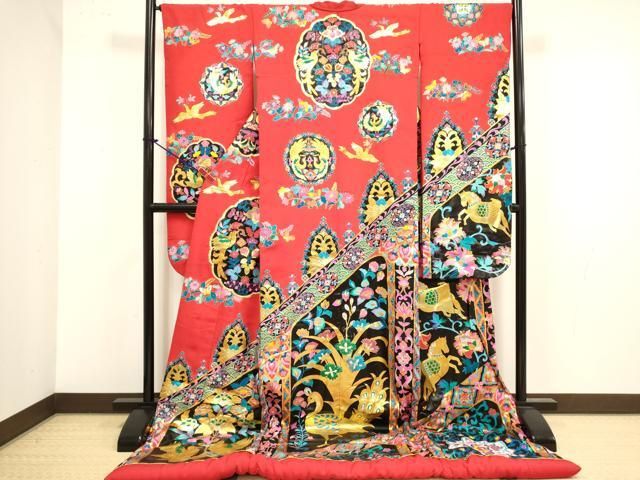 ■■■　サイズ　■■■ 身丈 200cm（肩から） 裄丈 67cm 袖丈 105.5cm　縫込み 6cm 袖幅 35cm 前幅 26cm 後幅 31cm 着物縫いこみ 内揚げ 0cm 裄 お袖側 約1.5cm　身頃側 約1cm ■■■　商品詳細　■■■ 【正絹】 状態は接写画像のように後身頃に箔剥がれがございますが その他特に目立ったシミ汚れなどもなく大変良い状態です。 昭和6年4月生まれ 昭和24年 京都にて染色工芸を学び本手描友禅の高級婚礼衣装製造の道に入る 昭和29年 高級婚礼衣装創作卸の株式会社丸章を設立 以降、毎年京都にてロイヤルコレクション・アキラおよび友禅 衣装の発表150回を越す展示会を開催。 平成5年 ドイツデュッセルドルフ／ジャパンウィークに招聘を受け花嫁衣裳デモンストレーション、衣裳展示会を開催する。 同市美術館に代表作「天寿芙蓉峰」を展示寄贈。 平成7年 財団法人 民族衣裳普及協会より伝統文化賞を賜る。 現在 高級婚礼衣裳　本手描友禅作家 日本伝統儀式衣裳友禅保存協会　常任理事 日本染織工芸研究会　常任理事 大吼塾　塾頭 株式会社　友禅丸章　代表取締役 日本伝統儀式　日本の結婚式を守る会　専務理事 大変上質な逸品になります。 お安く出品致しますので、是非この機会にいかがでしょうか？ ■■■　注意事項　■■■ ■シミ等のチェックには注意を払っておりますが、見落としがある場合もございますし、個人の見解も様々ですので神経質な方のご購入はお控えください。 ■汚れやシミの種類につきましては、専門ではない為、正確な判別が難しく商品説明では種類を特定せず、汚れやシミと記載させております。 恐れ入りますが、ご了承くださいますようお願い申し上げます。 ■箪笥に入っておりました着物や帯なので畳みシワや匂いがあるものもございます。 ■お休みは基本的に土日祝となりますが、その他臨時でお休みする場合がございますのでご了承ください。 ■商品の発送は平日のみの発送となります。 ■夜間と土曜、日曜日はお問い合わせの回答が遅れる場合がございます。 ■当店では、お直し、紋入れ、お手入れ等は承っておりません。 ■生地の状態（ヤケ、経年劣化等）によってはサイズ直しが出来ない場合がございます。 その点もどうかご了承のうえ、ご購入をお願いいたします。 ■弊社で取り扱う商品は一点ものにつき、時期や在庫状況に応じて金額が変更となる場合がございます。 ■検針は行っておりません。予めご了承いただきますようお願いいたします。 ■【洗える着物】と記載のある商品におきましては、商品お届け後に洗濯を行ってしまってからのご返品にはご対応しかねます。 念の為、専門店でのお手入れをお願いいたします。 ■写真に写っている物が全てになります。 それ以外の付属品はございませんのでご了承ください。 ■状態に関する写真につきましては、掲載可能な写真枚数に限りがあるため、 各箇所につき1枚参考画像を掲載しております。 ■着物のサイズ目安は下記を参考ください↓ ＜女性着物＞　お端折り次第で＋5cm　−10cmが着用可能サイズ 　例）身丈170cmの場合、身長160cm〜175cm ＜男性着物＞　身丈＋約25cm〜27cm程が適応身長 　例）身丈155cmの場合、身長180cm〜182cm