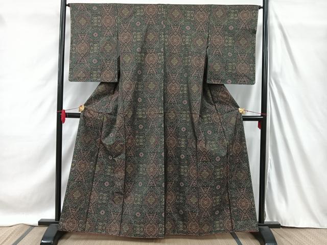 ■■■　サイズ　■■■ 身丈 161.5cm（肩から） 裄丈 65cm 袖丈 56.5cm　縫込み 4cm 袖幅 32.5cm 前幅 25cm 後幅 30.5cm 着物縫いこみ 内揚げ 0cm 裄 お袖側 約3cm　身頃側 約2cm ■■■　商品詳細　■■■ 【正絹】 状態は画像を添付しておりますので、そちらをご確認下さいますよう宜しくお願い致します。 大変上質な逸品になります。 お安く出品致しますので、是非この機会にいかがでしょうか？ ■■■　注意事項　■■■ ■モニター発色の具合により色合いが異なる場合がございます。 ■寸法は多少の誤差が生じる場合がございますのでご了承ください。 ■縫込みの長さが左右非対称の場合は短い部分を記載しております。 左右非対称であってもご返品・お値引き等の保証は出来かねますので、ご了承の上ご購入をお願い致します。 ■シミ等のチェックには注意を払っておりますが、見落としがある場合もございますし、個人の見解も様々ですので神経質な方のご購入はお控えください。 ■箪笥に入っておりました着物や帯なので畳みシワや匂いがあるものもございます。 ■お休みは基本的に土日祝となりますが、その他臨時でお休みする場合がございますのでご了承ください。 ■商品の発送は平日のみの発送となります。 ■夜間と土曜、日曜日はお問い合わせの回答が遅れる場合がございます。 ■当店では、お直し、紋入れ、お手入れ等は承っておりません。 ■生地の状態（ヤケ、経年劣化等）によってはサイズ直しが出来ない場合がございます。 その点もどうかご了承のうえ、ご購入をお願いいたします。 ■弊社で取り扱う商品は一点ものにつき、時期や在庫状況に応じて金額が変更となる場合がございます。 ■検針は行っておりません。予めご了承いただきますようお願いいたします。 ■【洗える着物】と記載のある商品におきましては、商品お届け後に洗濯を行ってしまってからのご返品にはご対応しかねます。 念の為、専門店でのお手入れをお願いいたします。 ■着物のサイズ目安は下記を参考ください↓ ＜女性着物＞　お端折り次第で＋5cm　−1cmが着用可能サイズ 　例）身丈170cmの場合、身長160cm〜175cm ＜男性着物＞　身丈＋約25cm〜27cm程が適応身長 　例）身丈155cmの場合、身長180〜182cm