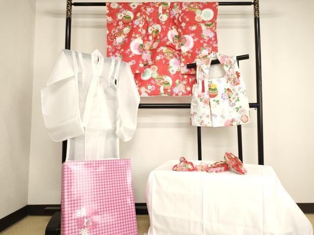 ■■■　サイズ　■■■ 【祝着】 身丈 76cm（肩から） 裄丈 41.5cm（肩上げ　2.5cm） 袖丈 56cm　縫込み 1cm 袖幅 26cm 前幅 14.5cm 後幅 20cm 着物縫いこみ 内揚げ 0cm （腰上げ　7cm） 裄 お袖側 約1cm　身頃側 約0cm 【被布】 身丈 48cm（肩から） 裄丈 13cm（肩上げ　2cm） 【長襦袢】 身丈 70.5cm（肩から） 裄丈 41cm（肩上げ　1cm） 袖丈 54cm　縫込み 1cm 袖幅 24.5cm 前幅 14cm 後幅 19cm 着物縫いこみ 内揚げ 0cm （腰上げ　0cm） 裄 お袖側 約0cm　身頃側 約1cm 【草履サイズ】 長さ　　　約　17cm 幅　　　　約　6.5cm 踵高さ　　約　4.5cm ■■■　商品詳細　■■■ 着物【化繊・未使用】の状態は特に目立ったシミ汚れなどもなく大変良い状態です。 被布【化繊】の状態は接写画像のように房の取れがございますが その他特に目立ったシミ汚れなどもなく大変良い状態です。 長襦袢【化繊】の状態は特に目立ったシミ汚れなどもなく大変良い状態です。 小物の状態は特に目立ったシミ汚れなどもなく大変良い状態です。 お安く出品致しますので、是非この機会にいかがでしょうか？ ■■■　注意事項　■■■ ■モニター発色の具合により色合いが異なる場合がございます。 ■寸法は多少の誤差が生じる場合がございますのでご了承ください。 ■縫込みの長さが左右非対称の場合は短い部分を記載しております。 左右非対称であってもご返品・お値引き等の保証は出来かねますので、ご了承の上ご購入をお願い致します。 ■シミ等のチェックには注意を払っておりますが、見落としがある場合もございますし、個人の見解も様々ですので神経質な方のご購入はお控えください。 ■箪笥に入っておりました着物や帯なので畳みシワや匂いがあるものもございます。 ■お休みは基本的に土日祝となりますが、その他臨時でお休みする場合がございますのでご了承ください。 ■商品の発送は平日のみの発送となります。 ■夜間と土曜、日曜日はお問い合わせの回答が遅れる場合がございます。 ■当店では、お直し、紋入れ、お手入れ等は承っておりません。 ■生地の状態（ヤケ、経年劣化等）によってはサイズ直しが出来ない場合がございます。 その点もどうかご了承のうえ、ご購入をお願いいたします。 ■弊社で取り扱う商品は一点ものにつき、時期や在庫状況に応じて金額が変更となる場合がございます。 ■検針は行っておりません。予めご了承いただきますようお願いいたします。 ■【洗える着物】と記載のある商品におきましては、商品お届け後に洗濯を行ってしまってからのご返品にはご対応しかねます。 念の為、専門店でのお手入れをお願いいたします。 ■写真に写っている物が全てになります。それ以外の付属品はございませんのでご了承ください。 ■状態に関する写真につきましては、掲載可能な写真枚数に限りがあるため、各箇所につき1枚参考画像を掲載しております。 ■着物のサイズ目安は下記を参考ください↓ ＜女性着物＞　お端折り次第で＋5cm　−1cmが着用可能サイズ 　例）身丈170cmの場合、身長160cm〜175cm ＜男性着物＞　身丈＋約25cm〜27cm程が適応身長 　例）身丈155cmの場合、身長180〜182cm