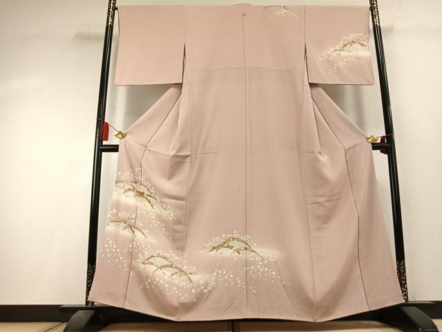 ■■■　サイズ　■■■ 身丈 160cm（肩から） 裄丈 66.5cm 袖丈 46cm　縫込み 5cm 袖幅 34cm 前幅 25cm 後幅 31cm 着物縫いこみ 内揚げ 5cm 裄 お袖側 約2.5cm　身頃側 約3cm ■■■　商品詳細　■■■ 【正絹・一つ紋】 状態は接写画像のように衿山に薄い汚れがございますが その他特に目立ったシミ汚れなどもなく大変良い状態です。 大変上質な逸品になります。 お安く出品致しますので、是非この機会にいかがでしょうか？ ■■■　注意事項　■■■ ■モニター発色の具合により色合いが異なる場合がございます。 ■寸法は多少の誤差が生じる場合がございますのでご了承ください。 ■縫込みの長さが左右非対称の場合は短い部分を記載しております。 左右非対称であってもご返品・お値引き等の保証は出来かねますので、ご了承の上ご購入をお願い致します。 ■シミ等のチェックには注意を払っておりますが、見落としがある場合もございますし、個人の見解も様々ですので神経質な方のご購入はお控えください。 ■箪笥に入っておりました着物や帯なので畳みシワや匂いがあるものもございます。 ■お休みは基本的に土日祝となりますが、その他臨時でお休みする場合がございますのでご了承ください。 ■商品の発送は平日のみの発送となります。 ■夜間と土曜、日曜日はお問い合わせの回答が遅れる場合がございます。 ■当店では、お直し、紋入れ、お手入れ等は承っておりません。 ■生地の状態（ヤケ、経年劣化等）によってはサイズ直しが出来ない場合がございます。 その点もどうかご了承のうえ、ご購入をお願いいたします。 ■弊社で取り扱う商品は一点ものにつき、時期や在庫状況に応じて金額が変更となる場合がございます。 ■検針は行っておりません。予めご了承いただきますようお願いいたします。 ■【洗える着物】と記載のある商品におきましては、商品お届け後に洗濯を行ってしまってからのご返品にはご対応しかねます。 念の為、専門店でのお手入れをお願いいたします。 ■写真に写っている物が全てになります。それ以外の付属品はございませんのでご了承ください。 ■状態に関する写真につきましては、掲載可能な写真枚数に限りがあるため、各箇所につき1枚参考画像を掲載しております。 ■着物のサイズ目安は下記を参考ください↓ ＜女性着物＞　お端折り次第で＋5cm　－1cmが着用可能サイズ 　例）身丈170cmの場合、身長160cm～175cm ＜男性着物＞　身丈＋約25cm～27cm程が適応身長 　例）身丈155cmの場合、身長180～182cm