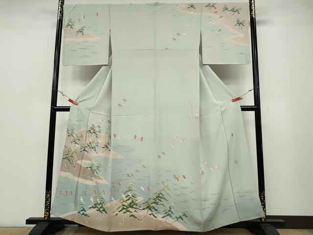 ■■■　サイズ　■■■ 身丈 158cm（肩から） 裄丈 68cm 袖丈 47.5cm　縫込み 6cm 袖幅 34cm 前幅 25cm 後幅 31cm 着物縫いこみ 内揚げ 5cm 裄 お袖側 約0cm　身頃側 約0cm ■■■　商品詳細　■■■ 【正絹・一つ紋】 状態は接写画像のように表地所々・衿山・両袖口・胴裏に薄い汚れがございます。 大変上質な逸品になりますのでぜひお手入れをされてお召しになられてはいかがでしょうか。 お安く出品致しますので、是非この機会にいかがでしょうか？ ■■■　注意事項　■■■ ■モニター発色の具合により色合いが異なる場合がございます。 ■寸法は多少の誤差が生じる場合がございますのでご了承ください。 ■縫込みの長さが左右非対称の場合は短い部分を記載しております。 左右非対称であってもご返品・お値引き等の保証は出来かねますので、ご了承の上ご購入をお願い致します。 ■シミ等のチェックには注意を払っておりますが、見落としがある場合もございますし、個人の見解も様々ですので神経質な方のご購入はお控えください。 ■箪笥に入っておりました着物や帯なので畳みシワや匂いがあるものもございます。 ■お休みは基本的に土日祝となりますが、その他臨時でお休みする場合がございますのでご了承ください。 ■商品の発送は平日のみの発送となります。 ■夜間と土曜、日曜日はお問い合わせの回答が遅れる場合がございます。 ■当店では、お直し、紋入れ、お手入れ等は承っておりません。 ■生地の状態（ヤケ、経年劣化等）によってはサイズ直しが出来ない場合がございます。 その点もどうかご了承のうえ、ご購入をお願いいたします。 ■弊社で取り扱う商品は一点ものにつき、時期や在庫状況に応じて金額が変更となる場合がございます。 ■検針は行っておりません。予めご了承いただきますようお願いいたします。 ■【洗える着物】と記載のある商品におきましては、商品お届け後に洗濯を行ってしまってからのご返品にはご対応しかねます。 念の為、専門店でのお手入れをお願いいたします。 ■着物のサイズ目安は下記を参考ください↓ ＜女性着物＞　お端折り次第で＋5cm　−1cmが着用可能サイズ 　例）身丈170cmの場合、身長160cm〜175cm ＜男性着物＞　身丈＋約25cm〜27cm程が適応身長 　例）身丈155cmの場合、身長180〜182cm
