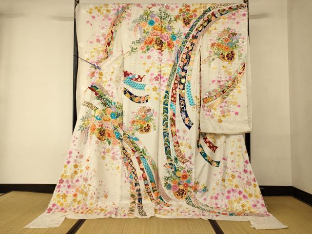 ■■■　サイズ　■■■ 反幅　36cm　八掛付き ※ご自身でお好みのサイズに仕立ててお召になっていただけます。 ■■■　商品詳細　■■■ 【正絹】 状態は接写画像のように右袖後・衿・衿山・衿先・袖裏・左袖後衿裏・胴裏に薄い汚れがございますが その他特に目立ったシミ汚れなどもなく大変良い状態です。 大変上質な逸品になります。 お安く出品致しますので、是非この機会にいかがでしょうか？ ■■■　注意事項　■■■ ■モニター発色の具合により色合いが異なる場合がございます。 ■寸法は多少の誤差が生じる場合がございますのでご了承ください。 ■縫込みの長さが左右非対称の場合は短い部分を記載しております。 左右非対称であってもご返品・お値引き等の保証は出来かねますので、ご了承の上ご購入をお願い致します。 ■シミ等のチェックには注意を払っておりますが、見落としがある場合もございますし、個人の見解も様々ですので神経質な方のご購入はお控えください。 ■箪笥に入っておりました着物や帯なので畳みシワや匂いがあるものもございます。 ■お休みは基本的に土日祝となりますが、その他臨時でお休みする場合がございますのでご了承ください。 ■商品の発送は平日のみの発送となります。 ■夜間と土曜、日曜日はお問い合わせの回答が遅れる場合がございます。 ■当店では、お直し、紋入れ、お手入れ等は承っておりません。 ■生地の状態（ヤケ、経年劣化等）によってはサイズ直しが出来ない場合がございます。 その点もどうかご了承のうえ、ご購入をお願いいたします。 ■弊社で取り扱う商品は一点ものにつき、時期や在庫状況に応じて金額が変更となる場合がございます。 ■検針は行っておりません。予めご了承いただきますようお願いいたします。 ■【洗える着物】と記載のある商品におきましては、商品お届け後に洗濯を行ってしまってからのご返品にはご対応しかねます。 念の為、専門店でのお手入れをお願いいたします。 ■写真に写っている物が全てになります。 それ以外の付属品はございませんのでご了承ください。 ■状態に関する写真につきましては、掲載可能な写真枚数に限りがあるため、 各箇所につき1枚参考画像を掲載しております。 ■着物のサイズ目安は下記を参考ください↓ ＜女性着物＞　お端折り次第で＋5cm　−10cmが着用可能サイズ 　例）身丈170cmの場合、身長160cm〜175cm ＜男性着物＞　身丈＋約25cm〜27cm程が適応身長 　例）身丈155cmの場合、身長180cm〜182cm