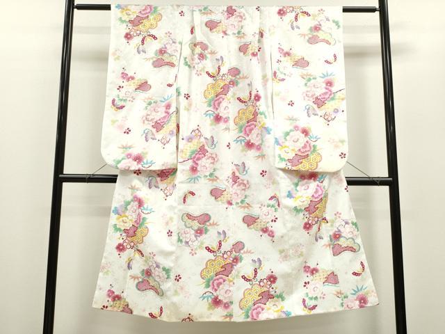 ■■■　サイズ　■■■ 【祝着】 身丈 134.5cm（肩から） 裄丈 51cm（肩上げ　3cm） 袖丈 74.5cm　縫込み 2cm 袖幅 32.5cm 前幅 19cm 後幅 25cm 着物縫いこみ 内揚げ 0cm （腰上げ　0cm） 裄 お袖側 約2cm　身頃側 約0cm ■■■　商品詳細　■■■ 着物【化繊】の状態は接写画像のように表地所々・衿裏に薄い汚れがございます。 ぜひお手入れをされてお召しになられてはいかがでしょうか。 お安く出品致しますので、是非この機会にいかがでしょうか？ ■■■　注意事項　■■■ ■モニター発色の具合により色合いが異なる場合がございます。 ■寸法は多少の誤差が生じる場合がございますのでご了承ください。 ■縫込みの長さが左右非対称の場合は短い部分を記載しております。 左右非対称であってもご返品・お値引き等の保証は出来かねますので、ご了承の上ご購入をお願い致します。 ■シミ等のチェックには注意を払っておりますが、見落としがある場合もございますし、個人の見解も様々ですので神経質な方のご購入はお控えください。 ■箪笥に入っておりました着物や帯なので畳みシワや匂いがあるものもございます。 ■お休みは基本的に土日祝となりますが、その他臨時でお休みする場合がございますのでご了承ください。 ■商品の発送は平日のみの発送となります。 ■夜間と土曜、日曜日はお問い合わせの回答が遅れる場合がございます。 ■当店では、お直し、紋入れ、お手入れ等は承っておりません。 ■生地の状態（ヤケ、経年劣化等）によってはサイズ直しが出来ない場合がございます。 その点もどうかご了承のうえ、ご購入をお願いいたします。 ■弊社で取り扱う商品は一点ものにつき、時期や在庫状況に応じて金額が変更となる場合がございます。 ■検針は行っておりません。予めご了承いただきますようお願いいたします。 ■【洗える着物】と記載のある商品におきましては、商品お届け後に洗濯を行ってしまってからのご返品にはご対応しかねます。 念の為、専門店でのお手入れをお願いいたします。 ■着物のサイズ目安は下記を参考ください↓ ＜女性着物＞　お端折り次第で＋5cm　−1cmが着用可能サイズ 　例）身丈170cmの場合、身長160cm〜175cm ＜男性着物＞　身丈＋約25cm〜27cm程が適応身長 　例）身丈155cmの場合、身長180〜182cm