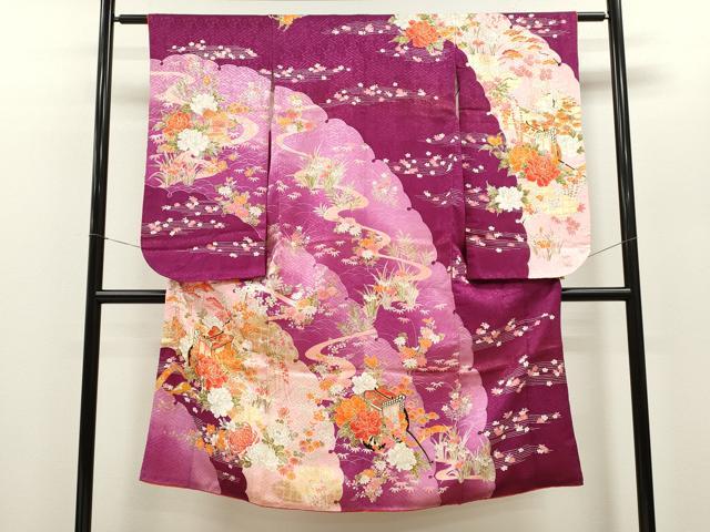 ■■■　サイズ　■■■ 【祝着】 身丈 133.5m（肩から） 裄丈 59cm（肩上げ　0cm） 袖丈 74cm　縫込み 1.5cm 袖幅 33.5cm 前幅 19.5cm 後幅 25cm 着物縫いこみ 内揚げ 0cm （腰上げ　0cm） 裄 お袖側 約2cm　身頃側 約1.5cm ■■■　商品詳細　■■■ 着物【表地：アセテート85％ナイロン15％・胴裏：アセテート、八掛：ポリエステル】 の状態は接写画像のように表地白場に薄いシミ、表地にヤケ、衿・胴裏に薄い汚れがございます。 ぜひお手入れをされてお召しになられてはいかがでしょうか。 お安く出品致しますので、是非この機会にいかがでしょうか？ ■■■　注意事項　■■■ ■モニター発色の具合により色合いが異なる場合がございます。 ■寸法は多少の誤差が生じる場合がございますのでご了承ください。 ■縫込みの長さが左右非対称の場合は短い部分を記載しております。 左右非対称であってもご返品・お値引き等の保証は出来かねますので、ご了承の上ご購入をお願い致します。 ■シミ等のチェックには注意を払っておりますが、見落としがある場合もございますし、個人の見解も様々ですので神経質な方のご購入はお控えください。 ■箪笥に入っておりました着物や帯なので畳みシワや匂いがあるものもございます。 ■お休みは基本的に土日祝となりますが、その他臨時でお休みする場合がございますのでご了承ください。 ■商品の発送は平日のみの発送となります。 ■夜間と土曜、日曜日はお問い合わせの回答が遅れる場合がございます。 ■当店では、お直し、紋入れ、お手入れ等は承っておりません。 ■生地の状態（ヤケ、経年劣化等）によってはサイズ直しが出来ない場合がございます。 その点もどうかご了承のうえ、ご購入をお願いいたします。 ■弊社で取り扱う商品は一点ものにつき、時期や在庫状況に応じて金額が変更となる場合がございます。 ■検針は行っておりません。予めご了承いただきますようお願いいたします。 ■【洗える着物】と記載のある商品におきましては、商品お届け後に洗濯を行ってしまってからのご返品にはご対応しかねます。 念の為、専門店でのお手入れをお願いいたします。 ■着物のサイズ目安は下記を参考ください↓ ＜女性着物＞　お端折り次第で＋5cm　−1cmが着用可能サイズ 　例）身丈170cmの場合、身長160cm〜175cm ＜男性着物＞　身丈＋約25cm〜27cm程が適応身長 　例）身丈155cmの場合、身長180〜182cm