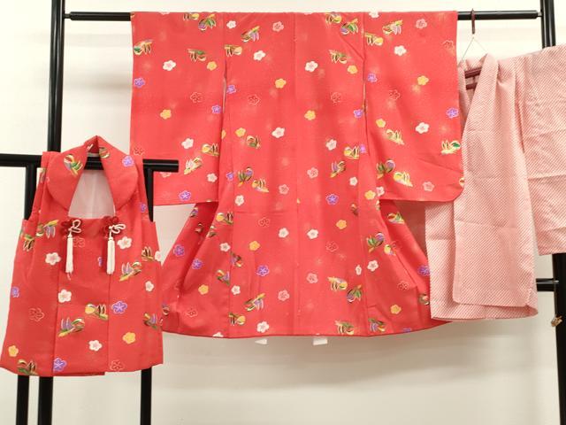 ■■■　サイズ　■■■ 【祝着】 身丈 93cm（肩から） 裄丈 47cm（肩上げ　0cm） 袖丈 55.5cm　縫込み 1.5cm 袖幅 26.5cm 前幅 14.5cm 後幅 20cm 着物縫いこみ 内揚げ 0cm （腰上げ　0cm） 裄 お袖側 約0.5cm　身頃側 約0.5cm 【被布】 身丈 51.5cm（肩から） 裄丈 11.5cm（肩上げ　2cm） 【長襦袢】 身丈 68.5cm（肩から） 裄丈 37cm（肩上げ　4cm） 袖丈 55cm　縫込み 0cm 袖幅 25cm 前幅 23.5cm 後幅 20cm 着物縫いこみ 内揚げ 0cm （腰上げ　0cm） 裄 お袖側 約3.5cm　身頃側 約0.5cm ■■■　商品詳細　■■■ 着物【化繊】の状態は接写画像のように両袖・後身頃・衿に薄い汚れ、重ね衿に糸解けがございますが その他特に目立ったシミ汚れなどもなく大変良い状態です。 被布【化繊】の状態は特に目立ったシミ汚れなどもなく大変良い状態です。 長襦袢【化繊・単衣】の状態は特に目立ったシミ汚れなどもなく大変良い状態です。 お安く出品致しますので、是非この機会にいかがでしょうか？ ■■■　注意事項　■■■ ■モニター発色の具合により色合いが異なる場合がございます。 ■寸法は多少の誤差が生じる場合がございますのでご了承ください。 ■縫込みの長さが左右非対称の場合は短い部分を記載しております。 左右非対称であってもご返品・お値引き等の保証は出来かねますので、ご了承の上ご購入をお願い致します。 ■シミ等のチェックには注意を払っておりますが、見落としがある場合もございますし、個人の見解も様々ですので神経質な方のご購入はお控えください。 ■箪笥に入っておりました着物や帯なので畳みシワや匂いがあるものもございます。 ■お休みは基本的に土日祝となりますが、その他臨時でお休みする場合がございますのでご了承ください。 ■商品の発送は平日のみの発送となります。 ■夜間と土曜、日曜日はお問い合わせの回答が遅れる場合がございます。 ■当店では、お直し、紋入れ、お手入れ等は承っておりません。 ■生地の状態（ヤケ、経年劣化等）によってはサイズ直しが出来ない場合がございます。 その点もどうかご了承のうえ、ご購入をお願いいたします。 ■弊社で取り扱う商品は一点ものにつき、時期や在庫状況に応じて金額が変更となる場合がございます。 ■検針は行っておりません。予めご了承いただきますようお願いいたします。 ■【洗える着物】と記載のある商品におきましては、商品お届け後に洗濯を行ってしまってからのご返品にはご対応しかねます。 念の為、専門店でのお手入れをお願いいたします。 ■着物のサイズ目安は下記を参考ください↓ ＜女性着物＞　お端折り次第で＋5cm　−1cmが着用可能サイズ 　例）身丈170cmの場合、身長160cm〜175cm ＜男性着物＞　身丈＋約25cm〜27cm程が適応身長 　例）身丈155cmの場合、身長180〜182cm