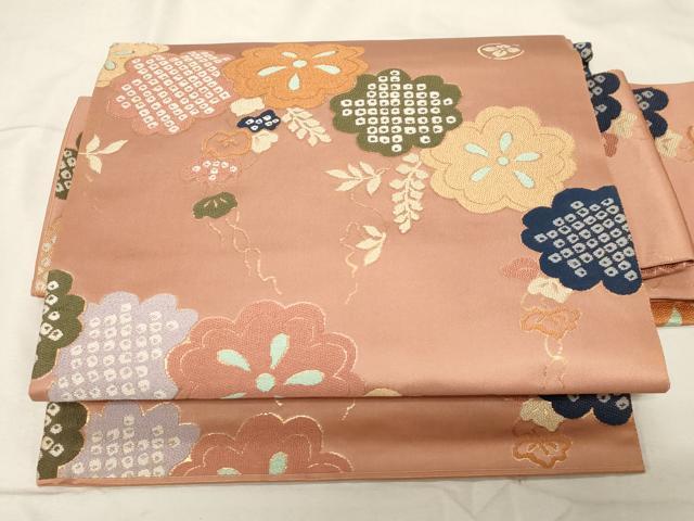 ■■■　サイズ　■■■ 胴回り長さ 126cm 太鼓幅 30.5cm程 ■■■　商品詳細　■■■ 【正絹】 状態は接写画像のように胴回り所々に汚れ、太鼓に薄い汚れ、紐に穴がございます。 大変上質な逸品になりますので ぜひお手入れをされてお召しになられてはいかがでしょうか。 お安く出品致しますので、是非この機会にいかがでしょうか？ ■■■　注意事項　■■■ ■モニター発色の具合により色合いが異なる場合がございます。 ■寸法は多少の誤差が生じる場合がございますのでご了承ください。 ■縫込みの長さが左右非対称の場合は短い部分を記載しております。 左右非対称であってもご返品・お値引き等の保証は出来かねますので、ご了承の上ご購入をお願い致します。 ■シミ等のチェックには注意を払っておりますが、見落としがある場合もございますし、個人の見解も様々ですので神経質な方のご購入はお控えください。 ■箪笥に入っておりました着物や帯なので畳みシワや匂いがあるものもございます。 ■お休みは基本的に土日祝となりますが、その他臨時でお休みする場合がございますのでご了承ください。 ■商品の発送は平日のみの発送となります。 ■夜間と土曜、日曜日はお問い合わせの回答が遅れる場合がございます。 ■当店では、お直し、紋入れ、お手入れ等は承っておりません。 ■生地の状態（ヤケ、経年劣化等）によってはサイズ直しが出来ない場合がございます。 その点もどうかご了承のうえ、ご購入をお願いいたします。 ■弊社で取り扱う商品は一点ものにつき、時期や在庫状況に応じて金額が変更となる場合がございます。 ■検針は行っておりません。予めご了承いただきますようお願いいたします。 ■【洗える着物】と記載のある商品におきましては、商品お届け後に洗濯を行ってしまってからのご返品にはご対応しかねます。 念の為、専門店でのお手入れをお願いいたします。 ■着物のサイズ目安は下記を参考ください↓ ＜女性着物＞　お端折り次第で＋5cm　−1cmが着用可能サイズ 　例）身丈170cmの場合、身長160cm〜175cm ＜男性着物＞　身丈＋約25cm〜27cm程が適応身長 　例）身丈155cmの場合、身長180〜182cm