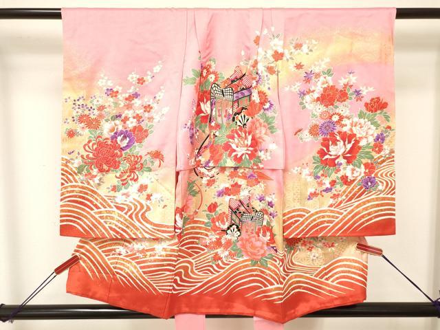 ■■■　サイズ　■■■ 【着物】 身丈 80cm（肩から） 裄丈 40.5cm　肩上げ　3cm 袖丈 57.5cm　腰上げ　9.5cm ■■■　商品詳細　■■■ 産着【正絹】の状態は接写画像のように 右袖前・紐部分に薄い汚れがございますが その他特に目立ったシミ汚れなどもなく大変良い状態です。 大変上質な逸品になります。 お安く出品致しますので、是非この機会にいかがでしょうか？ ※襦袢の付属がございません。 ※肩上げと腰上げがされております。 ■■■　注意事項　■■■ ■モニター発色の具合により色合いが異なる場合がございます。 ■寸法は多少の誤差が生じる場合がございますのでご了承ください。 ■縫込みの長さが左右非対称の場合は短い部分を記載しております。 左右非対称であってもご返品・お値引き等の保証は出来かねますので、ご了承の上ご購入をお願い致します。 ■シミ等のチェックには注意を払っておりますが、見落としがある場合もございますし、個人の見解も様々ですので神経質な方のご購入はお控えください。 ■箪笥に入っておりました着物や帯なので畳みシワや匂いがあるものもございます。 ■お休みは基本的に土日祝となりますが、その他臨時でお休みする場合がございますのでご了承ください。 ■商品の発送は平日のみの発送となります。 ■夜間と土曜、日曜日はお問い合わせの回答が遅れる場合がございます。 ■当店では、お直し、紋入れ、お手入れ等は承っておりません。 ■生地の状態（ヤケ、経年劣化等）によってはサイズ直しが出来ない場合がございます。 その点もどうかご了承のうえ、ご購入をお願いいたします。 ■弊社で取り扱う商品は一点ものにつき、時期や在庫状況に応じて金額が変更となる場合がございます。 ■検針は行っておりません。予めご了承いただきますようお願いいたします。 ■【洗える着物】と記載のある商品におきましては、商品お届け後に洗濯を行ってしまってからのご返品にはご対応しかねます。 念の為、専門店でのお手入れをお願いいたします。 ■着物のサイズ目安は下記を参考ください↓ ＜女性着物＞　お端折り次第で＋5cm　−1cmが着用可能サイズ 　例）身丈170cmの場合、身長160cm〜175cm ＜男性着物＞　身丈＋約25cm〜27cm程が適応身長 　例）身丈155cmの場合、身長180〜182cm