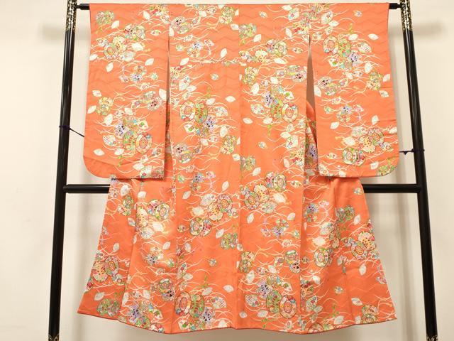 ■■■　サイズ　■■■ 【祝着】 身丈 132cm（肩から） 裄丈 62.5cm（肩上げ　0cm） 袖丈 73.5cm　縫込み 1.5cm 袖幅 33.5cm 前幅 21cm 後幅 27cm 着物縫いこみ 内揚げ 9cm （腰上げ　0cm） 裄 お袖側 約2cm　身頃側 約1.5cm ■■■　商品詳細　■■■ 着物【正絹・重ね衿：取り外し可能】の 状態は接写画像のように両袖前後に薄い汚れがございますが その他特に目立ったシミ汚れなどもなく大変良い状態です。 大変上質な逸品になります。 お安く出品致しますので、是非この機会にいかがでしょうか？ ※肩上げと腰上げがされておりません。 ■■■　注意事項　■■■ ■モニター発色の具合により色合いが異なる場合がございます。 ■寸法は多少の誤差が生じる場合がございますのでご了承ください。 ■縫込みの長さが左右非対称の場合は短い部分を記載しております。 左右非対称であってもご返品・お値引き等の保証は出来かねますので、ご了承の上ご購入をお願い致します。 ■シミ等のチェックには注意を払っておりますが、見落としがある場合もございますし、個人の見解も様々ですので神経質な方のご購入はお控えください。 ■箪笥に入っておりました着物や帯なので畳みシワや匂いがあるものもございます。 ■お休みは基本的に土日祝となりますが、その他臨時でお休みする場合がございますのでご了承ください。 ■商品の発送は平日のみの発送となります。 ■夜間と土曜、日曜日はお問い合わせの回答が遅れる場合がございます。 ■当店では、お直し、紋入れ、お手入れ等は承っておりません。 ■生地の状態（ヤケ、経年劣化等）によってはサイズ直しが出来ない場合がございます。 その点もどうかご了承のうえ、ご購入をお願いいたします。 ■弊社で取り扱う商品は一点ものにつき、時期や在庫状況に応じて金額が変更となる場合がございます。 ■検針は行っておりません。予めご了承いただきますようお願いいたします。 ■【洗える着物】と記載のある商品におきましては、商品お届け後に洗濯を行ってしまってからのご返品にはご対応しかねます。 念の為、専門店でのお手入れをお願いいたします。 ■着物のサイズ目安は下記を参考ください↓ ＜女性着物＞　お端折り次第で＋5cm　−1cmが着用可能サイズ 　例）身丈170cmの場合、身長160cm〜175cm ＜男性着物＞　身丈＋約25cm〜27cm程が適応身長 　例）身丈155cmの場合、身長180〜182cm