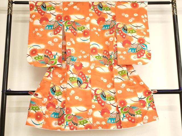 ■■■　サイズ　■■■ 【祝着】 身丈 108.5cm（肩から） 裄丈 50cm（肩上げ　0cm） 袖丈 59.5cm　縫込み 5.5cm 袖幅 27.5cm 前幅 16.5cm 後幅 23cm 着物縫いこみ 内揚げ 0cm （腰上げ　0cm） 裄 お袖側 約4.5cm　身頃側 約0cm ■■■　商品詳細　■■■ 着物【正絹・嘘つき襦袢】の状態は接写画像のように上前・右袖前・胴裏・八掛・紐に汚れ、嘘つき襦袢に糸解けがございますが その他特に目立ったシミ汚れなどもなく大変良い状態です。 大変上質な逸品になります。 お安く出品致しますので、是非この機会にいかがでしょうか？ ■■■　注意事項　■■■ ■モニター発色の具合により色合いが異なる場合がございます。 ■寸法は多少の誤差が生じる場合がございますのでご了承ください。 ■縫込みの長さが左右非対称の場合は短い部分を記載しております。 左右非対称であってもご返品・お値引き等の保証は出来かねますので、ご了承の上ご購入をお願い致します。 ■シミ等のチェックには注意を払っておりますが、見落としがある場合もございますし、個人の見解も様々ですので神経質な方のご購入はお控えください。 ■箪笥に入っておりました着物や帯なので畳みシワや匂いがあるものもございます。 ■お休みは基本的に土日祝となりますが、その他臨時でお休みする場合がございますのでご了承ください。 ■商品の発送は平日のみの発送となります。 ■夜間と土曜、日曜日はお問い合わせの回答が遅れる場合がございます。 ■当店では、お直し、紋入れ、お手入れ等は承っておりません。 ■生地の状態（ヤケ、経年劣化等）によってはサイズ直しが出来ない場合がございます。 その点もどうかご了承のうえ、ご購入をお願いいたします。 ■弊社で取り扱う商品は一点ものにつき、時期や在庫状況に応じて金額が変更となる場合がございます。 ■検針は行っておりません。予めご了承いただきますようお願いいたします。 ■【洗える着物】と記載のある商品におきましては、商品お届け後に洗濯を行ってしまってからのご返品にはご対応しかねます。 念の為、専門店でのお手入れをお願いいたします。 ■写真に写っている物が全てになります。それ以外の付属品はございませんのでご了承ください。 ■状態に関する写真につきましては、掲載可能な写真枚数に限りがあるため、各箇所につき1枚参考画像を掲載しております。 ■着物のサイズ目安は下記を参考ください↓ ＜女性着物＞　お端折り次第で＋5cm　−1cmが着用可能サイズ 　例）身丈170cmの場合、身長160cm〜175cm ＜男性着物＞　身丈＋約25cm〜27cm程が適応身長 　例）身丈155cmの場合、身長180〜182cm