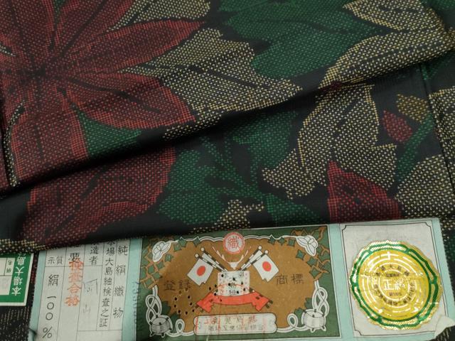 ■■■　サイズ　■■■ 身丈 165cm（肩から） 裄丈 65.5cm 袖丈 54cm　縫込み 3cm 袖幅 34cm 前幅 24cm 後幅 30cm 着物縫いこみ 内揚げ 0cm 裄 お袖側 約1cm　身頃側 約2cm ■■■　商品詳細　■■■ 【正絹・未使用】 状態は接写画像のように胴裏にホックシミがございますが その他表地は特に目立ったシミ汚れなどもなく大変良い状態です。 大変上質な逸品になります。 お安く出品致しますので、是非この機会にいかがでしょうか？ ■■■　注意事項　■■■ ■モニター発色の具合により色合いが異なる場合がございます。 ■寸法は多少の誤差が生じる場合がございますのでご了承ください。 ■縫込みの長さが左右非対称の場合は短い部分を記載しております。 左右非対称であってもご返品・お値引き等の保証は出来かねますので、ご了承の上ご購入をお願い致します。 ■シミ等のチェックには注意を払っておりますが、見落としがある場合もございますし、個人の見解も様々ですので神経質な方のご購入はお控えください。 ■箪笥に入っておりました着物や帯なので畳みシワや匂いがあるものもございます。 ■お休みは基本的に土日祝となりますが、その他臨時でお休みする場合がございますのでご了承ください。 ■商品の発送は平日のみの発送となります。 ■夜間と土曜、日曜日はお問い合わせの回答が遅れる場合がございます。 ■当店では、お直し、紋入れ、お手入れ等は承っておりません。 ■生地の状態（ヤケ、経年劣化等）によってはサイズ直しが出来ない場合がございます。 その点もどうかご了承のうえ、ご購入をお願いいたします。 ■弊社で取り扱う商品は一点ものにつき、時期や在庫状況に応じて金額が変更となる場合がございます。 ■検針は行っておりません。予めご了承いただきますようお願いいたします。 ■【洗える着物】と記載のある商品におきましては、商品お届け後に洗濯を行ってしまってからのご返品にはご対応しかねます。 念の為、専門店でのお手入れをお願いいたします。 ■着物のサイズ目安は下記を参考ください↓ ＜女性着物＞　お端折り次第で＋5cm　−1cmが着用可能サイズ 　例）身丈170cmの場合、身長160cm〜175cm ＜男性着物＞　身丈＋約25cm〜27cm程が適応身長 　例）身丈155cmの場合、身長180〜182cm