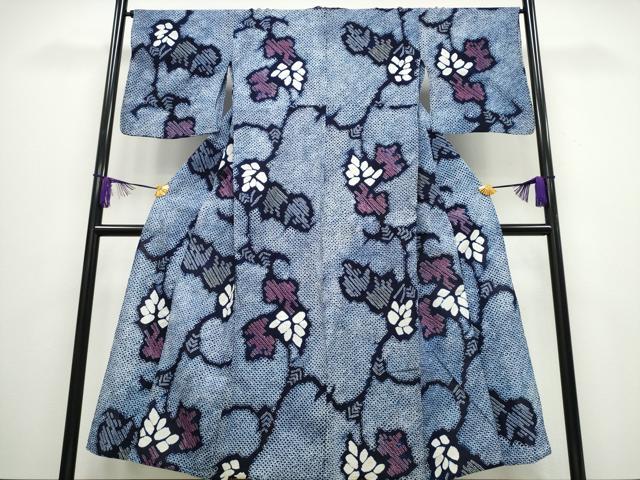 ■■■　サイズ　■■■ 身丈 150cm（肩から） 裄丈 68cm 袖丈 48cm　縫込み 1cm 袖幅 35.5cm 前幅 25cm 後幅 31.5cm 着物縫いこみ 内揚げ 0cm 裄 お袖側 約1cm　身頃側 約3cm ■■■　商品詳細　■■■ 【綿・広衿仕立て】 状態は接写画像のように表地所々に薄いシミ・ヤケ、衿裏・居敷当てに薄い汚れがございます。 人気の高い“有松鳴海絞り”の浴衣でございます。 “鳴海絞り”ならではの表情を生み出す立体感と 淡いぼかしで息を吹き込まれ、 今にも動き出しそうな迫力を放っております。 夏祭りや花火大会、これから増えるイベントに連れ立って、 より夏をお楽しみ下さいませ。 大変上質な逸品になりますのでぜひお手入れをされてお召しになられてはいかがでしょうか。 お安く出品致しますので、是非この機会にいかがでしょうか？ ■■■　注意事項　■■■ ■モニター発色の具合により色合いが異なる場合がございます。 ■寸法は多少の誤差が生じる場合がございますのでご了承ください。 ■縫込みの長さが左右非対称の場合は短い部分を記載しております。 左右非対称であってもご返品・お値引き等の保証は出来かねますので、ご了承の上ご購入をお願い致します。 ■シミ等のチェックには注意を払っておりますが、見落としがある場合もございますし、個人の見解も様々ですので神経質な方のご購入はお控えください。 ■箪笥に入っておりました着物や帯なので畳みシワや匂いがあるものもございます。 ■お休みは基本的に土日祝となりますが、その他臨時でお休みする場合がございますのでご了承ください。 ■商品の発送は平日のみの発送となります。 ■夜間と土曜、日曜日はお問い合わせの回答が遅れる場合がございます。 ■当店では、お直し、紋入れ、お手入れ等は承っておりません。 ■生地の状態（ヤケ、経年劣化等）によってはサイズ直しが出来ない場合がございます。 その点もどうかご了承のうえ、ご購入をお願いいたします。 ■弊社で取り扱う商品は一点ものにつき、時期や在庫状況に応じて金額が変更となる場合がございます。 ■検針は行っておりません。予めご了承いただきますようお願いいたします。 ■【洗える着物】と記載のある商品におきましては、商品お届け後に洗濯を行ってしまってからのご返品にはご対応しかねます。 念の為、専門店でのお手入れをお願いいたします。 ■着物のサイズ目安は下記を参考ください↓ ＜女性着物＞　お端折り次第で＋5cm　−1cmが着用可能サイズ 　例）身丈170cmの場合、身長160cm〜175cm ＜男性着物＞　身丈＋約25cm〜27cm程が適応身長 　例）身丈155cmの場合、身長180〜182cm