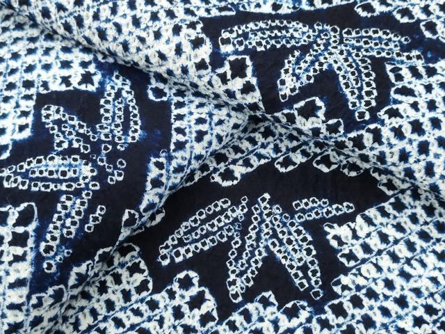 ■■■　サイズ　■■■ 身丈 157cm（肩から） 裄丈 67.5cm 袖丈 44cm　縫込み 1.5cm 袖幅 34.5cm 前幅 26.5cm 後幅 33cm 着物縫いこみ 内揚げ 0cm 裄 お袖側 約0cm　身頃側 約0cm ■■■　商品詳細　■■■ 【綿・広衿仕立て】 状態は特に目立ったシミ汚れなどもなく大変良い状態です。 人気の高い“有松鳴海絞り”の浴衣でございます。 “鳴海絞り”ならではの表情を生み出す立体感と 淡いぼかしで息を吹き込まれ、 今にも動き出しそうな迫力を放っております。 夏祭りや花火大会、これから増えるイベントに連れ立って、 より夏をお楽しみ下さいませ。 大変上質な逸品になります。 お安く出品致しますので、是非この機会にいかがでしょうか？ ■■■　注意事項　■■■ ■モニター発色の具合により色合いが異なる場合がございます。 ■寸法は多少の誤差が生じる場合がございますのでご了承ください。 ■縫込みの長さが左右非対称の場合は短い部分を記載しております。 左右非対称であってもご返品・お値引き等の保証は出来かねますので、ご了承の上ご購入をお願い致します。 ■シミ等のチェックには注意を払っておりますが、見落としがある場合もございますし、個人の見解も様々ですので神経質な方のご購入はお控えください。 ■箪笥に入っておりました着物や帯なので畳みシワや匂いがあるものもございます。 ■お休みは基本的に土日祝となりますが、その他臨時でお休みする場合がございますのでご了承ください。 ■商品の発送は平日のみの発送となります。 ■夜間と土曜、日曜日はお問い合わせの回答が遅れる場合がございます。 ■当店では、お直し、紋入れ、お手入れ等は承っておりません。 ■生地の状態（ヤケ、経年劣化等）によってはサイズ直しが出来ない場合がございます。 その点もどうかご了承のうえ、ご購入をお願いいたします。 ■弊社で取り扱う商品は一点ものにつき、時期や在庫状況に応じて金額が変更となる場合がございます。 ■検針は行っておりません。予めご了承いただきますようお願いいたします。 ■【洗える着物】と記載のある商品におきましては、商品お届け後に洗濯を行ってしまってからのご返品にはご対応しかねます。 念の為、専門店でのお手入れをお願いいたします。 ■着物のサイズ目安は下記を参考ください↓ ＜女性着物＞　お端折り次第で＋5cm　−1cmが着用可能サイズ 　例）身丈170cmの場合、身長160cm〜175cm ＜男性着物＞　身丈＋約25cm〜27cm程が適応身長 　例）身丈155cmの場合、身長180〜182cm