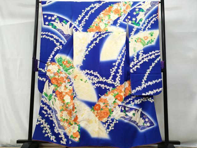 ■■■　サイズ　■■■ 身丈 158cm（肩から） 裄丈 66cm 袖丈 104cm　縫込み 3cm 袖幅 34cm 前幅 22.5cm 後幅 28.5cm 着物縫いこみ 内揚げ 0cm 裄 お袖側 約1.5cm　身頃側 約2cm ■■■　商品詳細　■■■ 【正絹】 状態は画像を添付しておりますので、そちらをご確認下さいますよう宜しくお願い致します。 大変上質な逸品になりますのでぜひお手入れをされてお召しになられてはいかがでしょうか。 お安く出品致しますので、是非この機会にいかがでしょうか？ ■■■　注意事項　■■■ ■モニター発色の具合により色合いが異なる場合がございます。 ■寸法は多少の誤差が生じる場合がございますのでご了承ください。 ■縫込みの長さが左右非対称の場合は短い部分を記載しております。 左右非対称であってもご返品・お値引き等の保証は出来かねますので、ご了承の上ご購入をお願い致します。 ■シミ等のチェックには注意を払っておりますが、見落としがある場合もございますし、個人の見解も様々ですので神経質な方のご購入はお控えください。 ■箪笥に入っておりました着物や帯なので畳みシワや匂いがあるものもございます。 ■お休みは基本的に土日祝となりますが、その他臨時でお休みする場合がございますのでご了承ください。 ■商品の発送は平日のみの発送となります。 ■夜間と土曜、日曜日はお問い合わせの回答が遅れる場合がございます。 ■当店では、お直し、紋入れ、お手入れ等は承っておりません。 ■生地の状態（ヤケ、経年劣化等）によってはサイズ直しが出来ない場合がございます。 その点もどうかご了承のうえ、ご購入をお願いいたします。 ■弊社で取り扱う商品は一点ものにつき、時期や在庫状況に応じて金額が変更となる場合がございます。 ■検針は行っておりません。予めご了承いただきますようお願いいたします。 ■【洗える着物】と記載のある商品におきましては、商品お届け後に洗濯を行ってしまってからのご返品にはご対応しかねます。 念の為、専門店でのお手入れをお願いいたします。 ■写真に写っている物が全てになります。それ以外の付属品はございませんのでご了承ください。 ■着物のサイズ目安は下記を参考ください↓ ＜女性着物＞　お端折り次第で＋5cm　－1cmが着用可能サイズ 　例）身丈170cmの場合、身長160cm～175cm ＜男性着物＞　身丈＋約25cm～27cm程が適応身長 　例）身丈155cmの場合、身長180～182cm