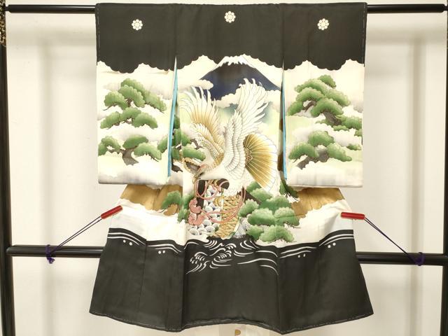 ■■■　サイズ　■■■ 【着物】 身丈 101cm（肩から） 裄丈 42cm 袖丈 57cm ■■■　商品詳細　■■■ 産着【着物：正絹・襦袢：化繊・肌襦袢：正絹・五つ紋】の 状態は接写画像のように 後身頃・上前おくみ・紐部分・ 襦袢表地・裏地・紐部分・肌襦袢表地・裏地に薄い汚れがございますが その他特に目立ったシミ汚れなどもなく大変良い状態です。 大変上質な逸品になります。 お安く出品致しますので、是非この機会にいかがでしょうか？ ■■■　注意事項　■■■ ■モニター発色の具合により色合いが異なる場合がございます。 ■寸法は多少の誤差が生じる場合がございますのでご了承ください。 ■縫込みの長さが左右非対称の場合は短い部分を記載しております。 左右非対称であってもご返品・お値引き等の保証は出来かねますので、ご了承の上ご購入をお願い致します。 ■シミ等のチェックには注意を払っておりますが、見落としがある場合もございますし、個人の見解も様々ですので神経質な方のご購入はお控えください。 ■箪笥に入っておりました着物や帯なので畳みシワや匂いがあるものもございます。 ■お休みは基本的に土日祝となりますが、その他臨時でお休みする場合がございますのでご了承ください。 ■商品の発送は平日のみの発送となります。 ■夜間と土曜、日曜日はお問い合わせの回答が遅れる場合がございます。 ■当店では、お直し、紋入れ、お手入れ等は承っておりません。 ■生地の状態（ヤケ、経年劣化等）によってはサイズ直しが出来ない場合がございます。 その点もどうかご了承のうえ、ご購入をお願いいたします。 ■弊社で取り扱う商品は一点ものにつき、時期や在庫状況に応じて金額が変更となる場合がございます。 ■検針は行っておりません。予めご了承いただきますようお願いいたします。 ■【洗える着物】と記載のある商品におきましては、商品お届け後に洗濯を行ってしまってからのご返品にはご対応しかねます。 念の為、専門店でのお手入れをお願いいたします。 ■着物のサイズ目安は下記を参考ください↓ ＜女性着物＞　お端折り次第で＋5cm　−1cmが着用可能サイズ 　例）身丈170cmの場合、身長160cm〜175cm ＜男性着物＞　身丈＋約25cm〜27cm程が適応身長 　例）身丈155cmの場合、身長180〜182cm