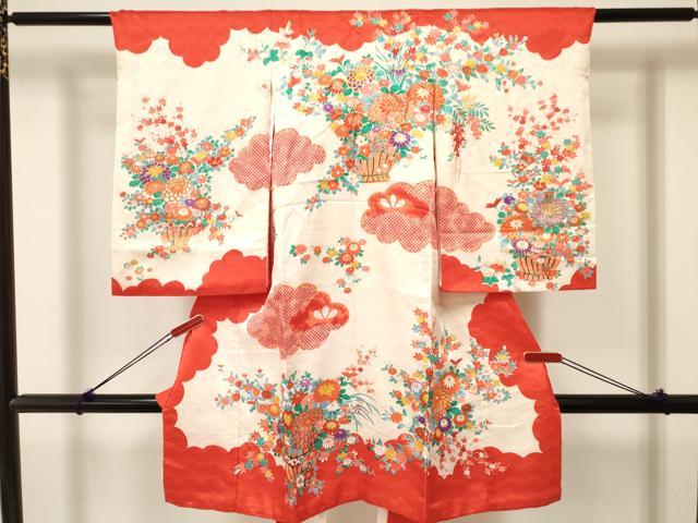 ■■■　サイズ　■■■ 【着物】 身丈 100cm（肩から） 裄丈 47.5cm 袖丈 57cm ■■■　商品詳細　■■■ 産着【着物：正絹・襦袢：化繊】の状態は 接写画像のように上前おくみ・後身頃・左袖後・裏地に薄い汚れがございますが その他特に目立ったシミ汚れなどもなく大変良い状態です。 大変上質な逸品になります。 お安く出品致しますので、是非この機会にいかがでしょうか？ ■■■　注意事項　■■■ ■モニター発色の具合により色合いが異なる場合がございます。 ■寸法は多少の誤差が生じる場合がございますのでご了承ください。 ■縫込みの長さが左右非対称の場合は短い部分を記載しております。 左右非対称であってもご返品・お値引き等の保証は出来かねますので、ご了承の上ご購入をお願い致します。 ■シミ等のチェックには注意を払っておりますが、見落としがある場合もございますし、個人の見解も様々ですので神経質な方のご購入はお控えください。 ■箪笥に入っておりました着物や帯なので畳みシワや匂いがあるものもございます。 ■お休みは基本的に土日祝となりますが、その他臨時でお休みする場合がございますのでご了承ください。 ■商品の発送は平日のみの発送となります。 ■夜間と土曜、日曜日はお問い合わせの回答が遅れる場合がございます。 ■当店では、お直し、紋入れ、お手入れ等は承っておりません。 ■生地の状態（ヤケ、経年劣化等）によってはサイズ直しが出来ない場合がございます。 その点もどうかご了承のうえ、ご購入をお願いいたします。 ■弊社で取り扱う商品は一点ものにつき、時期や在庫状況に応じて金額が変更となる場合がございます。 ■検針は行っておりません。予めご了承いただきますようお願いいたします。 ■【洗える着物】と記載のある商品におきましては、商品お届け後に洗濯を行ってしまってからのご返品にはご対応しかねます。 念の為、専門店でのお手入れをお願いいたします。 ■着物のサイズ目安は下記を参考ください↓ ＜女性着物＞　お端折り次第で＋5cm　−1cmが着用可能サイズ 　例）身丈170cmの場合、身長160cm〜175cm ＜男性着物＞　身丈＋約25cm〜27cm程が適応身長 　例）身丈155cmの場合、身長180〜182cm