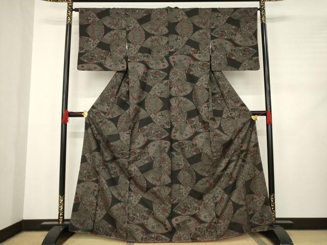 ■■■　サイズ　■■■ 身丈 165cm（肩から） 裄丈 64cm 袖丈 49cm　縫込み 5.5cm 袖幅 33cm 前幅 23cm 後幅 29cm 着物縫いこみ 内揚げ 0cm 裄 お袖側 約1cm　身頃側 約3cm ■■■　商品詳細　■■■ 【正絹・未使用】 状態は特に目立ったシミ汚れなどもなく大変良い状態です。 大変上質な逸品になります。 お安く出品致しますので、是非この機会にいかがでしょうか？ ■■■　注意事項　■■■ ■モニター発色の具合により色合いが異なる場合がございます。 ■寸法は多少の誤差が生じる場合がございますのでご了承ください。 ■縫込みの長さが左右非対称の場合は短い部分を記載しております。 左右非対称であってもご返品・お値引き等の保証は出来かねますので、ご了承の上ご購入をお願い致します。 ■シミ等のチェックには注意を払っておりますが、見落としがある場合もございますし、個人の見解も様々ですので神経質な方のご購入はお控えください。 ■箪笥に入っておりました着物や帯なので畳みシワや匂いがあるものもございます。 ■お休みは基本的に土日祝となりますが、その他臨時でお休みする場合がございますのでご了承ください。 ■商品の発送は平日のみの発送となります。 ■夜間と土曜、日曜日はお問い合わせの回答が遅れる場合がございます。 ■当店では、お直し、紋入れ、お手入れ等は承っておりません。 ■生地の状態（ヤケ、経年劣化等）によってはサイズ直しが出来ない場合がございます。 その点もどうかご了承のうえ、ご購入をお願いいたします。 ■弊社で取り扱う商品は一点ものにつき、時期や在庫状況に応じて金額が変更となる場合がございます。 ■検針は行っておりません。予めご了承いただきますようお願いいたします。 ■【洗える着物】と記載のある商品におきましては、商品お届け後に洗濯を行ってしまってからのご返品にはご対応しかねます。 念の為、専門店でのお手入れをお願いいたします。 ■着物のサイズ目安は下記を参考ください↓ ＜女性着物＞　お端折り次第で＋5cm　−1cmが着用可能サイズ 　例）身丈170cmの場合、身長160cm〜175cm ＜男性着物＞　身丈＋約25cm〜27cm程が適応身長 　例）身丈155cmの場合、身長180〜182cm