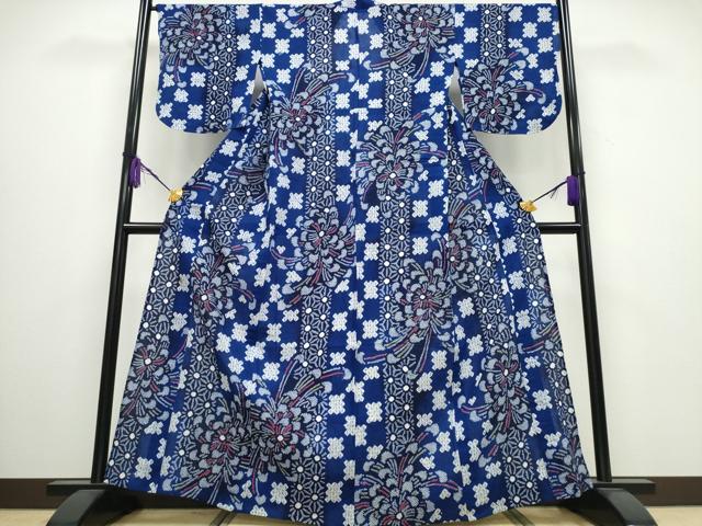 ■■■　サイズ　■■■ 身丈 165.5cm（肩から） 裄丈 70.5cm 袖丈 47cm　縫込み 2cm 袖幅 36cm 前幅 26cm 後幅 31.5cm 着物縫いこみ 内揚げ 0cm 裄 お袖側 約1cm　身頃側 約0cm ■■■　商品詳細　■■■ 【綿】 状態は接写画像のように衿山に薄い汚れ、衽・上前・右袖・居敷当てに薄いシミがございますが その他特に目立ったシミ汚れなどもなく大変良い状態です。 人気の高い“有松鳴海絞り”の浴衣でございます。 “鳴海絞り”ならではの表情を生み出す立体感と 淡いぼかしで息を吹き込まれ、 今にも動き出しそうな迫力を放っております。 夏祭りや花火大会、これから増えるイベントに連れ立って、 より夏をお楽しみ下さいませ。 大変上質な逸品になります。 お安く出品致しますので、是非この機会にいかがでしょうか？ ■■■　注意事項　■■■ ■モニター発色の具合により色合いが異なる場合がございます。 ■寸法は多少の誤差が生じる場合がございますのでご了承ください。 ■縫込みの長さが左右非対称の場合は短い部分を記載しております。 左右非対称であってもご返品・お値引き等の保証は出来かねますので、ご了承の上ご購入をお願い致します。 ■シミ等のチェックには注意を払っておりますが、見落としがある場合もございますし、個人の見解も様々ですので神経質な方のご購入はお控えください。 ■箪笥に入っておりました着物や帯なので畳みシワや匂いがあるものもございます。 ■お休みは基本的に土日祝となりますが、その他臨時でお休みする場合がございますのでご了承ください。 ■商品の発送は平日のみの発送となります。 ■夜間と土曜、日曜日はお問い合わせの回答が遅れる場合がございます。 ■当店では、お直し、紋入れ、お手入れ等は承っておりません。 ■生地の状態（ヤケ、経年劣化等）によってはサイズ直しが出来ない場合がございます。 その点もどうかご了承のうえ、ご購入をお願いいたします。 ■弊社で取り扱う商品は一点ものにつき、時期や在庫状況に応じて金額が変更となる場合がございます。 ■検針は行っておりません。予めご了承いただきますようお願いいたします。 ■【洗える着物】と記載のある商品におきましては、商品お届け後に洗濯を行ってしまってからのご返品にはご対応しかねます。 念の為、専門店でのお手入れをお願いいたします。 ■着物のサイズ目安は下記を参考ください↓ ＜女性着物＞　お端折り次第で＋5cm　−1cmが着用可能サイズ 　例）身丈170cmの場合、身長160cm〜175cm ＜男性着物＞　身丈＋約25cm〜27cm程が適応身長 　例）身丈155cmの場合、身長180〜182cm