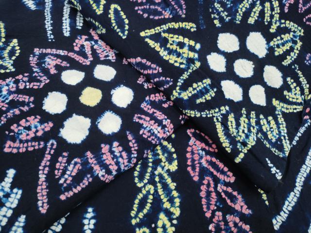 ■■■　サイズ　■■■ 身丈 153cm（肩から） 裄丈 68cm 袖丈 47cm　縫込み 2cm 袖幅 34.5cm 前幅 24cm 後幅 30cm 着物縫いこみ 内揚げ 0cm 裄 お袖側 約0cm　身頃側 約0cm ■■■　商品詳細　■■■ 【綿】 状態は接写画像のように衿山に薄い汚れがございますが その他特に目立ったシミ汚れなどもなく大変良い状態です。 人気の高い“有松鳴海絞り”の浴衣でございます。 “鳴海絞り”ならではの表情を生み出す立体感と 淡いぼかしで息を吹き込まれ、 今にも動き出しそうな迫力を放っております。 夏祭りや花火大会、これから増えるイベントに連れ立って、 より夏をお楽しみ下さいませ。 大変上質な逸品になります。 お安く出品致しますので、是非この機会にいかがでしょうか？ ※若干たたみシワがございます。 ■■■　注意事項　■■■ ■モニター発色の具合により色合いが異なる場合がございます。 ■寸法は多少の誤差が生じる場合がございますのでご了承ください。 ■縫込みの長さが左右非対称の場合は短い部分を記載しております。 左右非対称であってもご返品・お値引き等の保証は出来かねますので、ご了承の上ご購入をお願い致します。 ■シミ等のチェックには注意を払っておりますが、見落としがある場合もございますし、個人の見解も様々ですので神経質な方のご購入はお控えください。 ■箪笥に入っておりました着物や帯なので畳みシワや匂いがあるものもございます。 ■お休みは基本的に土日祝となりますが、その他臨時でお休みする場合がございますのでご了承ください。 ■商品の発送は平日のみの発送となります。 ■夜間と土曜、日曜日はお問い合わせの回答が遅れる場合がございます。 ■当店では、お直し、紋入れ、お手入れ等は承っておりません。 ■生地の状態（ヤケ、経年劣化等）によってはサイズ直しが出来ない場合がございます。 その点もどうかご了承のうえ、ご購入をお願いいたします。 ■弊社で取り扱う商品は一点ものにつき、時期や在庫状況に応じて金額が変更となる場合がございます。 ■検針は行っておりません。予めご了承いただきますようお願いいたします。 ■【洗える着物】と記載のある商品におきましては、商品お届け後に洗濯を行ってしまってからのご返品にはご対応しかねます。 念の為、専門店でのお手入れをお願いいたします。 ■着物のサイズ目安は下記を参考ください↓ ＜女性着物＞　お端折り次第で＋5cm　−1cmが着用可能サイズ 　例）身丈170cmの場合、身長160cm〜175cm ＜男性着物＞　身丈＋約25cm〜27cm程が適応身長 　例）身丈155cmの場合、身長180〜182cm