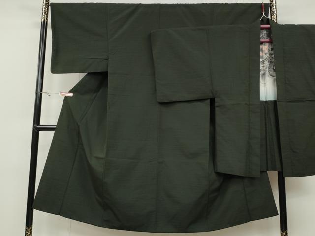 ■■■　サイズ　■■■ 【着物】 身丈 137cm（肩から） 裄丈 66cm 袖丈 46.5cm　縫込み 1cm 袖幅 33.5cm 前幅 24cm 後幅 30cm 着物縫いこみ 内揚げ 6cm 裄 お袖側 約4cm　身頃側 約3cm 【羽織】 身丈 86.5cm（肩から） 裄丈 68cm 袖丈 45.5cm　縫込み 3cm 袖幅 34cm 前幅 18.5cm 後幅 30cm 裄 お袖側 約5cm　身頃側 約3cm ■■■　商品詳細　■■■ 【正絹】 着物の状態は接写画像のように上前・後身頃・下前・右袖・裏地に薄い汚れがございますが その他特に目立ったシミ汚れなどもなく大変良い状態です。 羽織の状態は接写画像のように羽裏に薄い汚れがございますが その他特に目立ったシミ汚れなどもなく大変良い状態です。 大変上質な逸品になります。 お安く出品致しますので、是非この機会にいかがでしょうか？ ■■■　注意事項　■■■ ■モニター発色の具合により色合いが異なる場合がございます。 ■寸法は多少の誤差が生じる場合がございますのでご了承ください。 ■縫込みの長さが左右非対称の場合は短い部分を記載しております。 左右非対称であってもご返品・お値引き等の保証は出来かねますので、ご了承の上ご購入をお願い致します。 ■シミ等のチェックには注意を払っておりますが、見落としがある場合もございますし、個人の見解も様々ですので神経質な方のご購入はお控えください。 ■箪笥に入っておりました着物や帯なので畳みシワや匂いがあるものもございます。 ■お休みは基本的に土日祝となりますが、その他臨時でお休みする場合がございますのでご了承ください。 ■商品の発送は平日のみの発送となります。 ■夜間と土曜、日曜日はお問い合わせの回答が遅れる場合がございます。 ■当店では、お直し、紋入れ、お手入れ等は承っておりません。 ■生地の状態（ヤケ、経年劣化等）によってはサイズ直しが出来ない場合がございます。 その点もどうかご了承のうえ、ご購入をお願いいたします。 ■弊社で取り扱う商品は一点ものにつき、時期や在庫状況に応じて金額が変更となる場合がございます。 ■検針は行っておりません。予めご了承いただきますようお願いいたします。 ■【洗える着物】と記載のある商品におきましては、商品お届け後に洗濯を行ってしまってからのご返品にはご対応しかねます。 念の為、専門店でのお手入れをお願いいたします。 ■着物のサイズ目安は下記を参考ください↓ ＜女性着物＞　お端折り次第で＋5cm　−1cmが着用可能サイズ 　例）身丈170cmの場合、身長160cm〜175cm ＜男性着物＞　身丈＋約25cm〜27cm程が適応身長 　例）身丈155cmの場合、身長180〜182cm