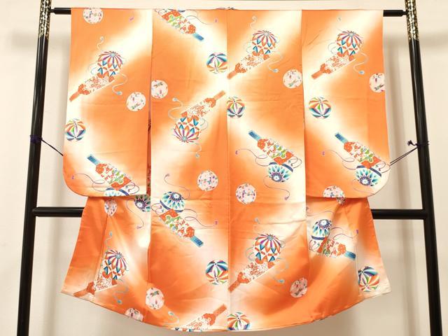 ■■■　サイズ　■■■ 【祝着】 身丈 117.5cm（肩から） 裄丈 59.5cm（肩上げ　0cm） 袖丈 72cm　縫込み 2cm 袖幅 31cm 前幅 19cm 後幅 29cm 着物縫いこみ 内揚げ 0cm （腰上げ　0cm） 裄 お袖側 約2cm　身頃側 約1cm ■■■　商品詳細　■■■ 着物【正絹】の 状態は接写画像のように 上前・左袖前に薄い汚れがございますが その他特に目立ったシミ汚れなどもなく大変良い状態です。 大変上質な逸品になります。 お安く出品致しますので、是非この機会にいかがでしょうか？ ※肩上げと腰上げがされておりません。 ■■■　注意事項　■■■ ■モニター発色の具合により色合いが異なる場合がございます。 ■寸法は多少の誤差が生じる場合がございますのでご了承ください。 ■縫込みの長さが左右非対称の場合は短い部分を記載しております。 左右非対称であってもご返品・お値引き等の保証は出来かねますので、ご了承の上ご購入をお願い致します。 ■シミ等のチェックには注意を払っておりますが、見落としがある場合もございますし、個人の見解も様々ですので神経質な方のご購入はお控えください。 ■箪笥に入っておりました着物や帯なので畳みシワや匂いがあるものもございます。 ■お休みは基本的に土日祝となりますが、その他臨時でお休みする場合がございますのでご了承ください。 ■商品の発送は平日のみの発送となります。 ■夜間と土曜、日曜日はお問い合わせの回答が遅れる場合がございます。 ■当店では、お直し、紋入れ、お手入れ等は承っておりません。 ■生地の状態（ヤケ、経年劣化等）によってはサイズ直しが出来ない場合がございます。 その点もどうかご了承のうえ、ご購入をお願いいたします。 ■弊社で取り扱う商品は一点ものにつき、時期や在庫状況に応じて金額が変更となる場合がございます。 ■検針は行っておりません。予めご了承いただきますようお願いいたします。 ■【洗える着物】と記載のある商品におきましては、商品お届け後に洗濯を行ってしまってからのご返品にはご対応しかねます。 念の為、専門店でのお手入れをお願いいたします。 ■着物のサイズ目安は下記を参考ください↓ ＜女性着物＞　お端折り次第で＋5cm　−1cmが着用可能サイズ 　例）身丈170cmの場合、身長160cm〜175cm ＜男性着物＞　身丈＋約25cm〜27cm程が適応身長 　例）身丈155cmの場合、身長180〜182cm