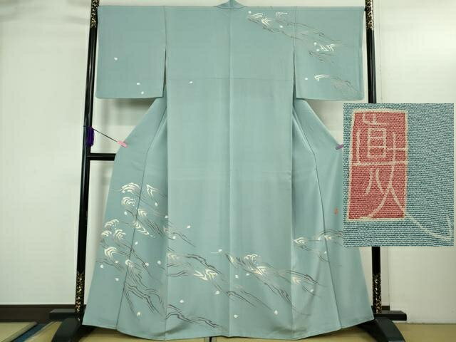 ■■■　サイズ　■■■ 身丈 162.5cm（肩から） 裄丈 68cm 袖丈 48.5cm　 縫込み 7.5cm 袖幅 34.5cm 前幅 24.5cm 後幅 30.5cm 着物縫いこみ 内揚げ 4cm 裄 お袖側 約 2cm　身頃側 約 1.5cm ■■■　商品詳細　■■■ 【正絹】 状態は特に目立ったシミ汚れなどもなく大変良い状態です。 新たに加賀友禅伝統保存会の会員になられて 石川県の無形文化財に指定された松井眞夫さんの作品です。 【松井眞夫先生プロフィール】 1945年　静岡県に誕生 1967年　加賀友禅作家 嶋達男氏に入門 1975年　独立、加賀友禅作家と認定　落款登録 1978年　第1回伝統加賀友禅工芸展　金賞[秋明] 　　　　石川県立美術館買上げ 1984年　第6回伝統加賀友禅工芸展　金賞[万葉] 　　　　石川県立美術館買上げ 2005年　第27回伝統加賀友禅工芸展　銀賞[鐘花] 　　　　石川県立美術館買上げ 2009年　加賀友禅伝統産業工芸士と認定 2010年　石川県指定無形文化財技術保持者 　　　　加賀友禅技術保存会会員　認定 大変上質な極上の逸品になります。 お安く出品致しますので、是非この機会にいかがでしょうか？ ■■■　注意事項　■■■ ■モニター発色の具合により色合いが異なる場合がございます。 ■寸法は多少の誤差が生じる場合がございますのでご了承ください。 ■縫込みの長さが左右非対称の場合は短い部分を記載しております。 左右非対称であってもご返品・お値引き等の保証は出来かねますので、ご了承の上ご購入をお願い致します。 ■シミ等のチェックには注意を払っておりますが、見落としがある場合もございますし、個人の見解も様々ですので神経質な方のご購入はお控えください。 ■箪笥に入っておりました着物や帯なので畳みシワや匂いがあるものもございます。 ■お休みは基本的に土日祝となりますが、その他臨時でお休みする場合がございますのでご了承ください。 ■商品の発送は平日のみの発送となります。 ■夜間と土曜、日曜日はお問い合わせの回答が遅れる場合がございます。 ■当店では、お直し、紋入れ、お手入れ等は承っておりません。 ■生地の状態（ヤケ、経年劣化等）によってはサイズ直しが出来ない場合がございます。 その点もどうかご了承のうえ、ご購入をお願いいたします。 ■弊社で取り扱う商品は一点ものにつき、時期や在庫状況に応じて金額が変更となる場合がございます。 ■検針は行っておりません。予めご了承いただきますようお願いいたします。 ■【洗える着物】と記載のある商品におきましては、商品お届け後に洗濯を行ってしまってからのご返品にはご対応しかねます。 念の為、専門店でのお手入れをお願いいたします。 ■着物のサイズ目安は下記を参考ください↓ ＜女性着物＞　お端折り次第で＋5?　−10?が着用可能サイズ 　例）身丈170?の場合、身長160?〜175? ＜男性着物＞　身丈＋約25?〜27?程が適応身長 　例）身丈155?の場合、身長180〜182?