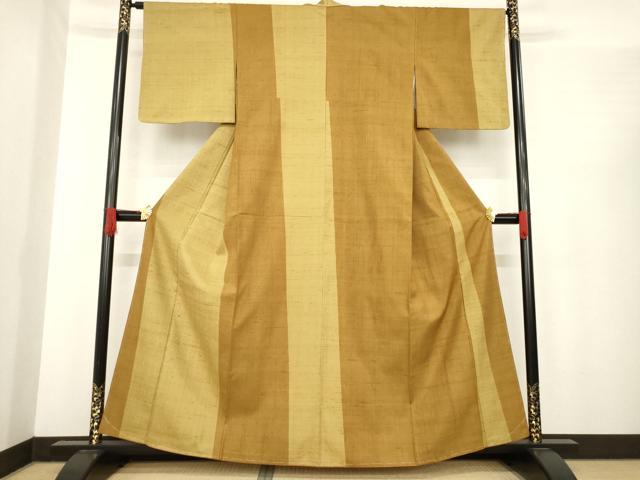 ■■■　サイズ　■■■ 身丈 159cm（肩から） 裄丈 64.5cm 袖丈 47cm　縫込み 5cm 袖幅 32cm 前幅 23cm 後幅 30cm 着物縫いこみ 内揚げ 6cm 裄 お袖側 約1cm　身頃側 約2cm ■■■　商品詳細　■■■ 【正絹】 状態は特に目立ったシミ汚れなどもなく大変良い状態です。 大変上質な逸品になります。 お安く出品致しますので、是非この機会にいかがでしょうか？ ■■■　注意事項　■■■ ■モニター発色の具合により色合いが異なる場合がございます。 ■寸法は多少の誤差が生じる場合がございますのでご了承ください。 ■縫込みの長さが左右非対称の場合は短い部分を記載しております。 左右非対称であってもご返品・お値引き等の保証は出来かねますので、ご了承の上ご購入をお願い致します。 ■シミ等のチェックには注意を払っておりますが、見落としがある場合もございますし、個人の見解も様々ですので神経質な方のご購入はお控えください。 ■箪笥に入っておりました着物や帯なので畳みシワや匂いがあるものもございます。 ■お休みは基本的に土日祝となりますが、その他臨時でお休みする場合がございますのでご了承ください。 ■商品の発送は平日のみの発送となります。 ■夜間と土曜、日曜日はお問い合わせの回答が遅れる場合がございます。 ■当店では、お直し、紋入れ、お手入れ等は承っておりません。 ■生地の状態（ヤケ、経年劣化等）によってはサイズ直しが出来ない場合がございます。 その点もどうかご了承のうえ、ご購入をお願いいたします。 ■弊社で取り扱う商品は一点ものにつき、時期や在庫状況に応じて金額が変更となる場合がございます。 ■検針は行っておりません。予めご了承いただきますようお願いいたします。 ■【洗える着物】と記載のある商品におきましては、商品お届け後に洗濯を行ってしまってからのご返品にはご対応しかねます。 念の為、専門店でのお手入れをお願いいたします。 ■着物のサイズ目安は下記を参考ください↓ ＜女性着物＞　お端折り次第で＋5cm　−1cmが着用可能サイズ 　例）身丈170cmの場合、身長160cm〜175cm ＜男性着物＞　身丈＋約25cm〜27cm程が適応身長 　例）身丈155cmの場合、身長180〜182cm