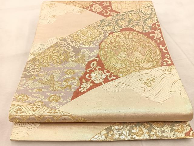 ■■■　サイズ　■■■ 長さ 420cm 幅 31cm程 ■■■　商品詳細　■■■ 【正絹・芯無し】 詳細に関しましては、画像をご確認ください。 大変上質な逸品になります。 お安く出品致しますので、是非この機会にいかがでしょうか？ ※たれ先内側にペン書きがございます。 ■■■　注意事項　■■■ ■モニター発色の具合により色合いが異なる場合がございます。 ■寸法は多少の誤差が生じる場合がございますのでご了承ください。 ■縫込みの長さが左右非対称の場合は短い部分を記載しております。 左右非対称であってもご返品・お値引き等の保証は出来かねますので、ご了承の上ご購入をお願い致します。 ■シミ等のチェックには注意を払っておりますが、見落としがある場合もございますし、個人の見解も様々ですので神経質な方のご購入はお控えください。 ■箪笥に入っておりました着物や帯なので畳みシワや匂いがあるものもございます。 ■お休みは基本的に土日祝となりますが、その他臨時でお休みする場合がございますのでご了承ください。 ■商品の発送は平日のみの発送となります。 ■夜間と土曜、日曜日はお問い合わせの回答が遅れる場合がございます。 ■当店では、お直し、紋入れ、お手入れ等は承っておりません。 ■生地の状態（ヤケ、経年劣化等）によってはサイズ直しが出来ない場合がございます。 その点もどうかご了承のうえ、ご購入をお願いいたします。 ■弊社で取り扱う商品は一点ものにつき、時期や在庫状況に応じて金額が変更となる場合がございます。 ■検針は行っておりません。予めご了承いただきますようお願いいたします。 ■【洗える着物】と記載のある商品におきましては、商品お届け後に洗濯を行ってしまってからのご返品にはご対応しかねます。 念の為、専門店でのお手入れをお願いいたします。 ■着物のサイズ目安は下記を参考ください↓ ＜女性着物＞　お端折り次第で＋5cm　−1cmが着用可能サイズ 　例）身丈170cmの場合、身長160cm〜175cm ＜男性着物＞　身丈＋約25cm〜27cm程が適応身長 　例）身丈155cmの場合、身長180〜182cm
