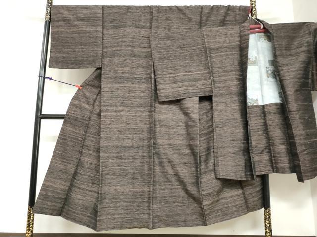 ■■■　サイズ　■■■ 【着物】 身丈 144cm（肩から） 裄丈 69.5cm 袖丈 47.5cm　縫込み 3cm 袖幅 35cm 前幅 28.5cm 後幅 33cm 着物縫いこみ 内揚げ 4cm 裄 お袖側 約3cm　身頃側 約1cm 【羽織】 身丈 97cm（肩から） 裄丈 69.5cm 袖丈 47cm　縫込み 4cm 袖幅 35cm 前幅 21.5cm 後幅 33cm 裄 お袖側 約3cm　身頃側 約1cm ■■■　商品詳細　■■■ 【正絹】 状態は特に目立ったシミ汚れなどもなく大変良い状態です。 大変上質な逸品になります。 お安く出品致しますので、是非この機会にいかがでしょうか？ ■■■　注意事項　■■■ ■モニター発色の具合により色合いが異なる場合がございます。 ■寸法は多少の誤差が生じる場合がございますのでご了承ください。 ■縫込みの長さが左右非対称の場合は短い部分を記載しております。 左右非対称であってもご返品・お値引き等の保証は出来かねますので、ご了承の上ご購入をお願い致します。 ■シミ等のチェックには注意を払っておりますが、見落としがある場合もございますし、個人の見解も様々ですので神経質な方のご購入はお控えください。 ■箪笥に入っておりました着物や帯なので畳みシワや匂いがあるものもございます。 ■お休みは基本的に土日祝となりますが、その他臨時でお休みする場合がございますのでご了承ください。 ■商品の発送は平日のみの発送となります。 ■夜間と土曜、日曜日はお問い合わせの回答が遅れる場合がございます。 ■当店では、お直し、紋入れ、お手入れ等は承っておりません。 ■生地の状態（ヤケ、経年劣化等）によってはサイズ直しが出来ない場合がございます。 その点もどうかご了承のうえ、ご購入をお願いいたします。 ■弊社で取り扱う商品は一点ものにつき、時期や在庫状況に応じて金額が変更となる場合がございます。 ■検針は行っておりません。予めご了承いただきますようお願いいたします。 ■【洗える着物】と記載のある商品におきましては、商品お届け後に洗濯を行ってしまってからのご返品にはご対応しかねます。 念の為、専門店でのお手入れをお願いいたします。 ■着物のサイズ目安は下記を参考ください↓ ＜女性着物＞　お端折り次第で＋5cm　−1cmが着用可能サイズ 　例）身丈170cmの場合、身長160cm〜175cm ＜男性着物＞　身丈＋約25cm〜27cm程が適応身長 　例）身丈155cmの場合、身長180〜182cm