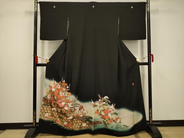 ■■■　サイズ　■■■ 身丈 163cm（肩から） 裄丈 66cm 袖丈 48.5cm　縫込み 4.5cm 袖幅 34cm 前幅 24.5cm 後幅 30.5cm 着物縫いこみ 内揚げ 0cm 裄 お袖側 約2cm　身頃側 約2cm ■■■　商品詳細　■■■ 【正絹・五つ紋・比翼仕立て】 状態は特に目立ったシミ汚れなどもなく大変良い状態です。 大変上質な逸品になります。 お安く出品致しますので、是非この機会にいかがでしょうか？ ■■■　注意事項　■■■ ■モニター発色の具合により色合いが異なる場合がございます。 ■寸法は多少の誤差が生じる場合がございますのでご了承ください。 ■縫込みの長さが左右非対称の場合は短い部分を記載しております。 左右非対称であってもご返品・お値引き等の保証は出来かねますので、ご了承の上ご購入をお願い致します。 ■シミ等のチェックには注意を払っておりますが、見落としがある場合もございますし、個人の見解も様々ですので神経質な方のご購入はお控えください。 ■箪笥に入っておりました着物や帯なので畳みシワや匂いがあるものもございます。 ■お休みは基本的に土日祝となりますが、その他臨時でお休みする場合がございますのでご了承ください。 ■商品の発送は平日のみの発送となります。 ■夜間と土曜、日曜日はお問い合わせの回答が遅れる場合がございます。 ■当店では、お直し、紋入れ、お手入れ等は承っておりません。 ■生地の状態（ヤケ、経年劣化等）によってはサイズ直しが出来ない場合がございます。 その点もどうかご了承のうえ、ご購入をお願いいたします。 ■弊社で取り扱う商品は一点ものにつき、時期や在庫状況に応じて金額が変更となる場合がございます。 ■検針は行っておりません。予めご了承いただきますようお願いいたします。 ■【洗える着物】と記載のある商品におきましては、商品お届け後に洗濯を行ってしまってからのご返品にはご対応しかねます。 念の為、専門店でのお手入れをお願いいたします。 ■着物のサイズ目安は下記を参考ください↓ ＜女性着物＞　お端折り次第で＋5cm　−1cmが着用可能サイズ 　例）身丈170cmの場合、身長160cm〜175cm ＜男性着物＞　身丈＋約25cm〜27cm程が適応身長 　例）身丈155cmの場合、身長180〜182cm