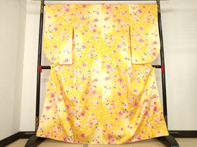 ■■■　サイズ　■■■ 身丈 163cm（肩から） 裄丈 68cm 袖丈 76cm　縫込み 3cm 袖幅 34cm 前幅 25cm 後幅 30cm 着物縫いこみ 内揚げ 2cm 裄 お袖側 約1cm　身頃側 約0cm ■■■　商品詳細　■■■ 【化繊】 状態は特に目立ったシミ汚れなどもなく大変良い状態です。 お安く出品致しますので、是非この機会にいかがでしょうか？※ご自身で洗濯された場合の保証はできかねます。 専門店にご相談ください。 ■■■　注意事項　■■■ ■モニター発色の具合により色合いが異なる場合がございます。 ■寸法は多少の誤差が生じる場合がございますのでご了承ください。 ■縫込みの長さが左右非対称の場合は短い部分を記載しております。 左右非対称であってもご返品・お値引き等の保証は出来かねますので、ご了承の上ご購入をお願い致します。 ■シミ等のチェックには注意を払っておりますが、見落としがある場合もございますし、個人の見解も様々ですので神経質な方のご購入はお控えください。 ■箪笥に入っておりました着物や帯なので畳みシワや匂いがあるものもございます。 ■お休みは基本的に土日祝となりますが、その他臨時でお休みする場合がございますのでご了承ください。 ■商品の発送は平日のみの発送となります。 ■夜間と土曜、日曜日はお問い合わせの回答が遅れる場合がございます。 ■当店では、お直し、紋入れ、お手入れ等は承っておりません。 ■生地の状態（ヤケ、経年劣化等）によってはサイズ直しが出来ない場合がございます。 その点もどうかご了承のうえ、ご購入をお願いいたします。 ■弊社で取り扱う商品は一点ものにつき、時期や在庫状況に応じて金額が変更となる場合がございます。 ■検針は行っておりません。予めご了承いただきますようお願いいたします。 ■【洗える着物】と記載のある商品におきましては、商品お届け後に洗濯を行ってしまってからのご返品にはご対応しかねます。 念の為、専門店でのお手入れをお願いいたします。 ■着物のサイズ目安は下記を参考ください↓ ＜女性着物＞　お端折り次第で＋5cm　−1cmが着用可能サイズ 　例）身丈170cmの場合、身長160cm〜175cm ＜男性着物＞　身丈＋約25cm〜27cm程が適応身長 　例）身丈155cmの場合、身長180〜182cm