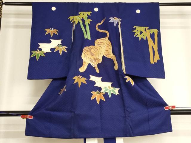 ■■■　サイズ　■■■ 【着物】 身丈 96.5cm（肩から） 裄丈 45cm 袖丈 57cm ■■■　商品詳細　■■■ 産着【正絹・石持五つ紋】の状態は接写画像のように胴裏・後身頃に汚れがございますが その他特に目立ったシミ汚れなどもなく大変良い状態です。 長襦袢【化繊】の状態は接写画像のように表地所々・裏地に汚れがございます。 大変上質な逸品になりますので、ぜひお手入れをされてお召しになられてはいかがでしょうか。 お安く出品致しますので、是非この機会にいかがでしょうか？ ※長襦袢は着物とセットになっております。 ■■■　注意事項　■■■ ■モニター発色の具合により色合いが異なる場合がございます。 ■寸法は多少の誤差が生じる場合がございますのでご了承ください。 ■縫込みの長さが左右非対称の場合は短い部分を記載しております。 左右非対称であってもご返品・お値引き等の保証は出来かねますので、ご了承の上ご購入をお願い致します。 ■シミ等のチェックには注意を払っておりますが、見落としがある場合もございますし、個人の見解も様々ですので神経質な方のご購入はお控えください。 ■箪笥に入っておりました着物や帯なので畳みシワや匂いがあるものもございます。 ■お休みは基本的に土日祝となりますが、その他臨時でお休みする場合がございますのでご了承ください。 ■商品の発送は平日のみの発送となります。 ■夜間と土曜、日曜日はお問い合わせの回答が遅れる場合がございます。 ■当店では、お直し、紋入れ、お手入れ等は承っておりません。 ■生地の状態（ヤケ、経年劣化等）によってはサイズ直しが出来ない場合がございます。 その点もどうかご了承のうえ、ご購入をお願いいたします。 ■弊社で取り扱う商品は一点ものにつき、時期や在庫状況に応じて金額が変更となる場合がございます。 ■検針は行っておりません。予めご了承いただきますようお願いいたします。 ■【洗える着物】と記載のある商品におきましては、商品お届け後に洗濯を行ってしまってからのご返品にはご対応しかねます。 念の為、専門店でのお手入れをお願いいたします。 ■写真に写っている物が全てになります。それ以外の付属品はございませんのでご了承ください。 ■状態に関する写真につきましては、掲載可能な写真枚数に限りがあるため、各箇所につき1枚参考画像を掲載しております。 ■着物のサイズ目安は下記を参考ください↓ ＜女性着物＞　お端折り次第で＋5cm　−1cmが着用可能サイズ 　例）身丈170cmの場合、身長160cm〜175cm ＜男性着物＞　身丈＋約25cm〜27cm程が適応身長 　例）身丈155cmの場合、身長180〜182cm