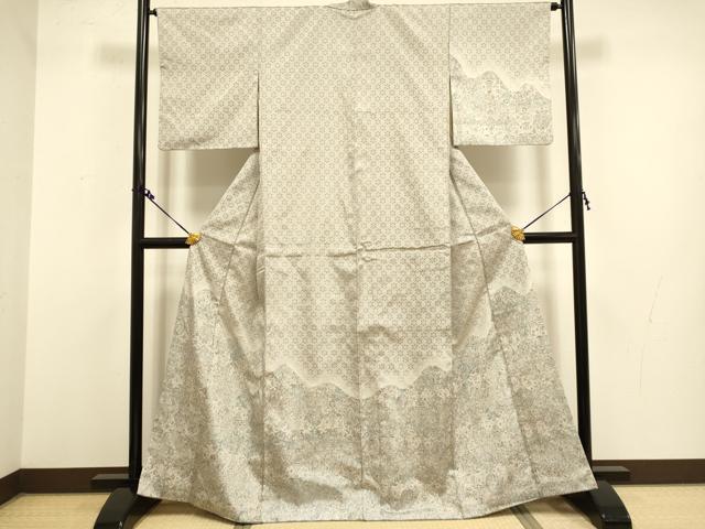 ■■■　サイズ　■■■ 身丈 163.5cm（肩から） 裄丈 64cm 袖丈 47cm　縫込み 4.5cm 袖幅 32.5cm 前幅 25cm 後幅 30.5cm 着物縫いこみ 内揚げ 0cm 裄 お袖側 約2.5cm　身頃側 約2.5cm ■■■　商品詳細　■■■ 【正絹】 状態は接写画像のように右袖前・上前おくみ・上前・左袖前に薄い汚れがございますが その他特に目立ったシミ汚れなどもなく大変良い状態です。 大変上質な逸品になります。 お安く出品致しますので、是非この機会にいかがでしょうか？ ■■■　注意事項　■■■ ■モニター発色の具合により色合いが異なる場合がございます。 ■寸法は多少の誤差が生じる場合がございますのでご了承ください。 ■縫込みの長さが左右非対称の場合は短い部分を記載しております。 左右非対称であってもご返品・お値引き等の保証は出来かねますので、ご了承の上ご購入をお願い致します。 ■シミ等のチェックには注意を払っておりますが、見落としがある場合もございますし、個人の見解も様々ですので神経質な方のご購入はお控えください。 ■箪笥に入っておりました着物や帯なので畳みシワや匂いがあるものもございます。 ■お休みは基本的に土日祝となりますが、その他臨時でお休みする場合がございますのでご了承ください。 ■商品の発送は平日のみの発送となります。 ■夜間と土曜、日曜日はお問い合わせの回答が遅れる場合がございます。 ■当店では、お直し、紋入れ、お手入れ等は承っておりません。 ■生地の状態（ヤケ、経年劣化等）によってはサイズ直しが出来ない場合がございます。 その点もどうかご了承のうえ、ご購入をお願いいたします。 ■弊社で取り扱う商品は一点ものにつき、時期や在庫状況に応じて金額が変更となる場合がございます。 ■検針は行っておりません。予めご了承いただきますようお願いいたします。 ■【洗える着物】と記載のある商品におきましては、商品お届け後に洗濯を行ってしまってからのご返品にはご対応しかねます。 念の為、専門店でのお手入れをお願いいたします。 ■着物のサイズ目安は下記を参考ください↓ ＜女性着物＞　お端折り次第で＋5cm　−1cmが着用可能サイズ 　例）身丈170cmの場合、身長160cm〜175cm ＜男性着物＞　身丈＋約25cm〜27cm程が適応身長 　例）身丈155cmの場合、身長180〜182cm