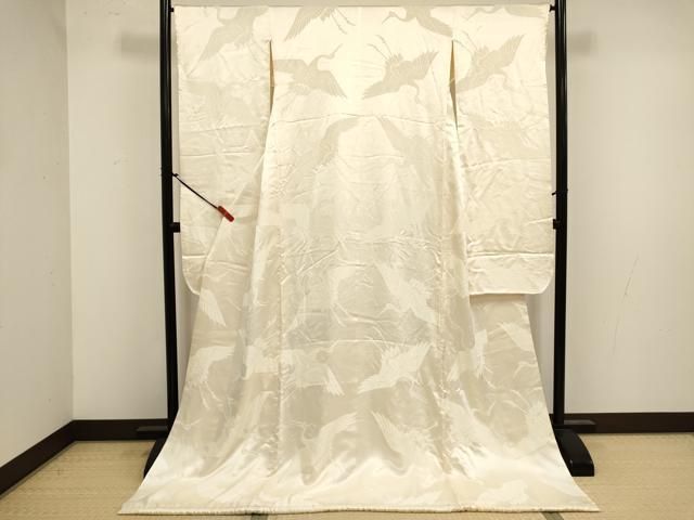 ■■■　サイズ　■■■ 身丈 185.5cm（肩から） 裄丈 66cm 袖丈 104cm　縫込み 5cm 袖幅 33cm 前幅 24cm 後幅 30cm 着物縫いこみ 内揚げ 0cm 裄 お袖側 約3.5cm　身頃側 約1.5cm ■■■　商品詳細　■■■ 【正絹・比翼仕立て】 状態は接写画像のように後身頃・比翼・比翼衿・衿裏・衿山・衿に薄い汚れがございますが その他特に目立ったシミ汚れなどもなく大変良い状態です。 大変上質な逸品になります。 お安く出品致しますので、是非この機会にいかがでしょうか？ ■■■　注意事項　■■■ ■モニター発色の具合により色合いが異なる場合がございます。 ■寸法は多少の誤差が生じる場合がございますのでご了承ください。 ■縫込みの長さが左右非対称の場合は短い部分を記載しております。 左右非対称であってもご返品・お値引き等の保証は出来かねますので、ご了承の上ご購入をお願い致します。 ■シミ等のチェックには注意を払っておりますが、見落としがある場合もございますし、個人の見解も様々ですので神経質な方のご購入はお控えください。 ■汚れやシミの種類につきましては、専門ではない為、正確な判別が難しく商品説明では種類を特定せず、汚れやシミと記載させております。 恐れ入りますが、ご了承くださいますようお願い申し上げます。 ■箪笥に入っておりました着物や帯なので畳みシワや匂いがあるものもございます。 ■お休みは基本的に土日祝となりますが、その他臨時でお休みする場合がございますのでご了承ください。 ■商品の発送は平日のみの発送となります。 ■夜間と土曜、日曜日はお問い合わせの回答が遅れる場合がございます。 ■当店では、お直し、紋入れ、お手入れ等は承っておりません。 ■生地の状態（ヤケ、経年劣化等）によってはサイズ直しが出来ない場合がございます。 その点もどうかご了承のうえ、ご購入をお願いいたします。 ■弊社で取り扱う商品は一点ものにつき、時期や在庫状況に応じて金額が変更となる場合がございます。 ■検針は行っておりません。予めご了承いただきますようお願いいたします。 ■【洗える着物】と記載のある商品におきましては、商品お届け後に洗濯を行ってしまってからのご返品にはご対応しかねます。 念の為、専門店でのお手入れをお願いいたします。 ■写真に写っている物が全てになります。それ以外の付属品はございませんのでご了承ください。 ■状態に関する写真につきましては、掲載可能な写真枚数に限りがあるため、各箇所につき1枚参考画像を掲載しております。 ■着物のサイズ目安は下記を参考ください↓ ＜女性着物＞　お端折り次第で＋5cm　−1cmが着用可能サイズ 　例）身丈170cmの場合、身長160cm〜175cm ＜男性着物＞　身丈＋約25cm〜27cm程が適応身長 　例）身丈155cmの場合、身長180〜182cm