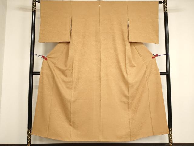 ■■■　サイズ　■■■ 身丈 149.5cm（肩から） 裄丈 62cm 袖丈 48cm　縫込み 6cm 袖幅 32cm 前幅 24.5cm 後幅 30cm 着物縫いこみ 内揚げ 5.5cm 裄 お袖側 約1.5cm　身頃側 約3cm ■■■　商品詳細　■■■ 【正絹・一つ紋・カラー胴裏：鳥の子色】 状態は画像を添付しておりますので、そちらをご確認下さいますよう宜しくお願い致します。 大変上質な逸品になります。 お安く出品致しますので、是非この機会にいかがでしょうか？ ■■■　注意事項　■■■ ■モニター発色の具合により色合いが異なる場合がございます。 ■寸法は多少の誤差が生じる場合がございますのでご了承ください。 ■縫込みの長さが左右非対称の場合は短い部分を記載しております。 左右非対称であってもご返品・お値引き等の保証は出来かねますので、ご了承の上ご購入をお願い致します。 ■シミ等のチェックには注意を払っておりますが、見落としがある場合もございますし、個人の見解も様々ですので神経質な方のご購入はお控えください。 ■箪笥に入っておりました着物や帯なので畳みシワや匂いがあるものもございます。 ■お休みは基本的に土日祝となりますが、その他臨時でお休みする場合がございますのでご了承ください。 ■商品の発送は平日のみの発送となります。 ■夜間と土曜、日曜日はお問い合わせの回答が遅れる場合がございます。 ■当店では、お直し、紋入れ、お手入れ等は承っておりません。 ■生地の状態（ヤケ、経年劣化等）によってはサイズ直しが出来ない場合がございます。 その点もどうかご了承のうえ、ご購入をお願いいたします。 ■弊社で取り扱う商品は一点ものにつき、時期や在庫状況に応じて金額が変更となる場合がございます。 ■検針は行っておりません。予めご了承いただきますようお願いいたします。 ■【洗える着物】と記載のある商品におきましては、商品お届け後に洗濯を行ってしまってからのご返品にはご対応しかねます。 念の為、専門店でのお手入れをお願いいたします。 ■写真に写っている物が全てになります。それ以外の付属品はございませんのでご了承ください。 ■状態に関する写真につきましては、掲載可能な写真枚数に限りがあるため、各箇所につき1枚参考画像を掲載しております。 ■着物のサイズ目安は下記を参考ください↓ ＜女性着物＞　お端折り次第で＋5cm　−1cmが着用可能サイズ 　例）身丈170cmの場合、身長160cm〜175cm ＜男性着物＞　身丈＋約25cm〜27cm程が適応身長 　例）身丈155cmの場合、身長180〜182cm