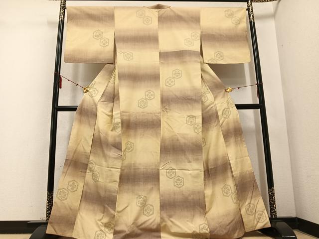 平和屋の平和屋着物●上質な紬 亀甲花文 正絹 逸品 AABD4738ph｜アングル2